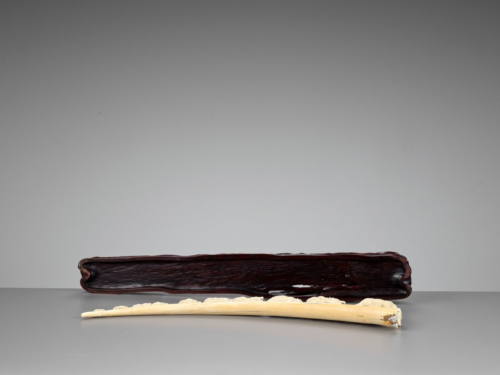 AN IVORY TUSK OKIMONO OF TRAVELING BEARS Japan, Meiji period (1868-1912)Finely carved with a group - Bild 8 aus 8