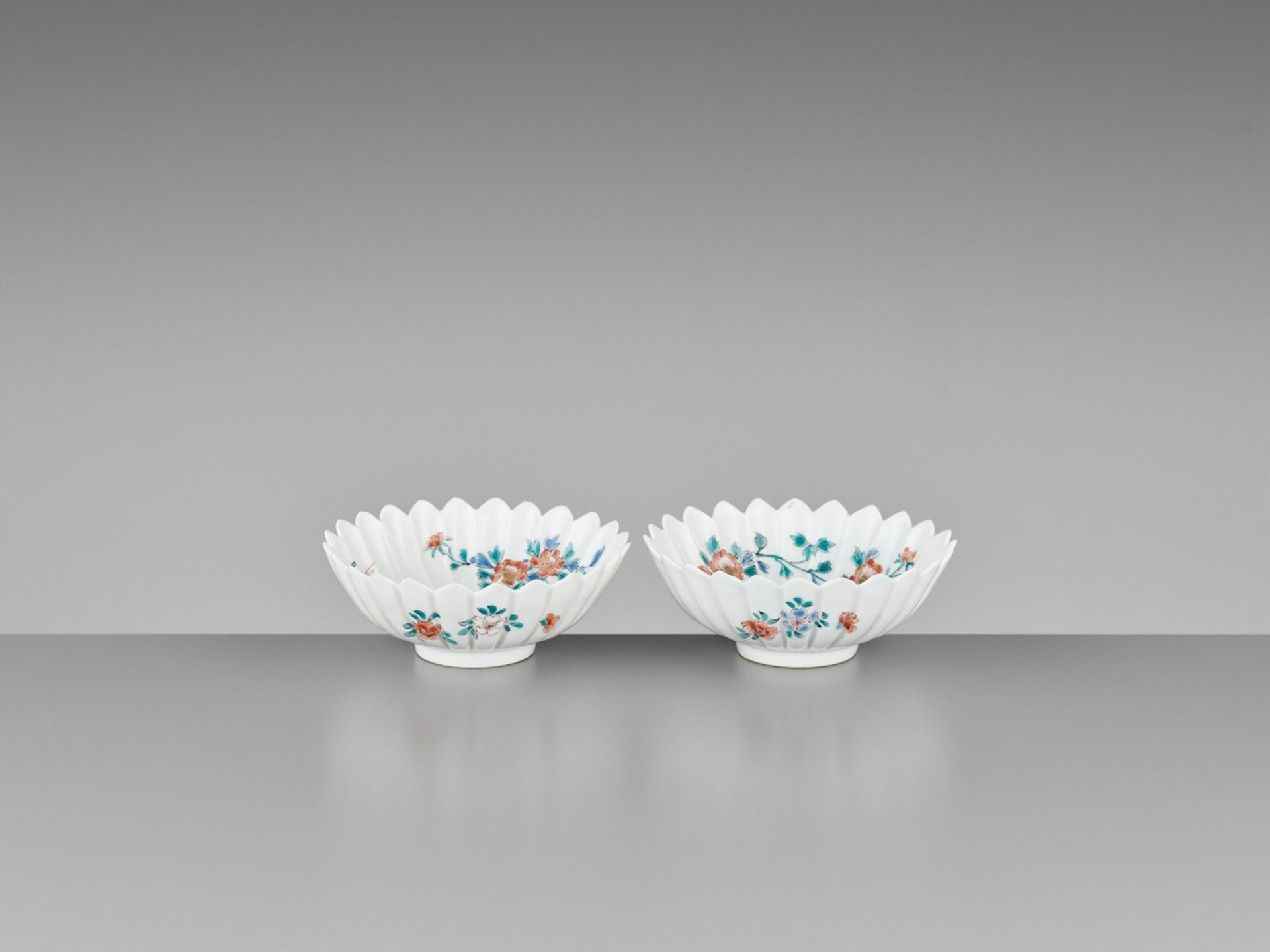 A PAIR OF ‘CHRYSANTHEMUM’ KAKIEMON PORCELAIN BOWLS Japan, 18th century, Edo period (1615-1868)Each - Bild 3 aus 9