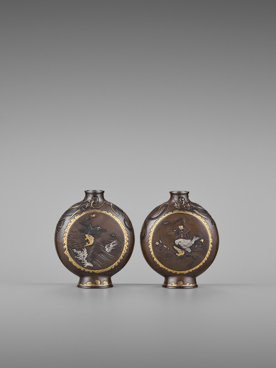 MIYABE ATSUYOSHI: A SUPERB PAIR OF PARCEL-GILT AND INLAID BRONZE MOON FLASKS By Miyabe Atsuyoshi, - Image 11 of 14