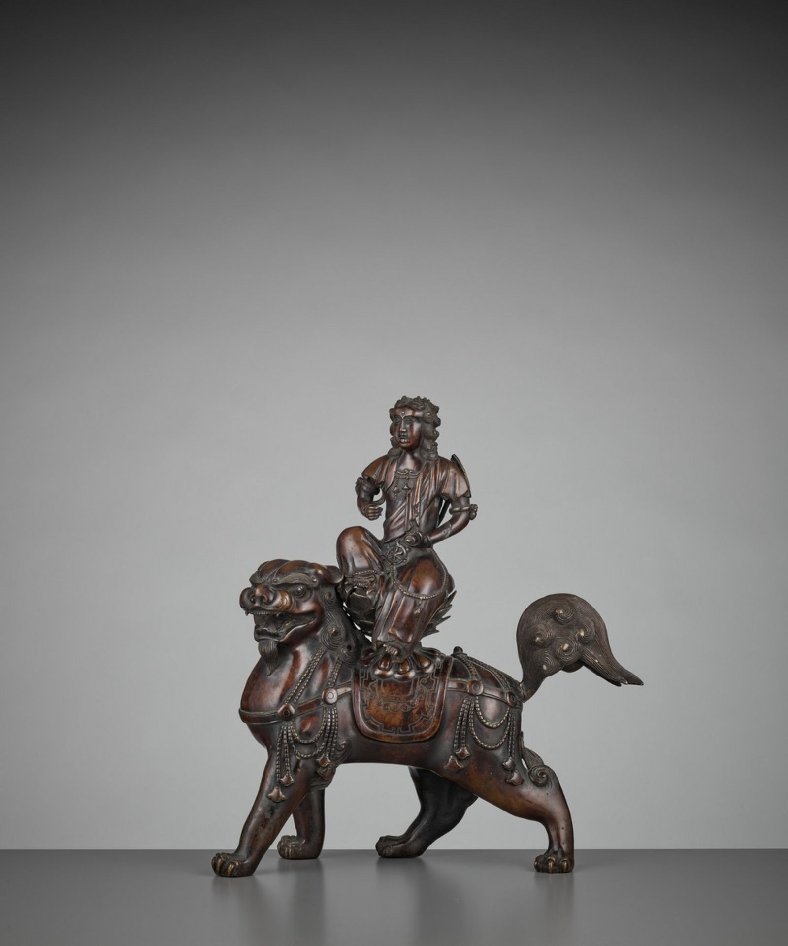 A BRONZE GROUP OF KISHI MONJU BOSATSU RIDING A SHISHI Japan, 18th century, Edo period (1615-1868) - Bild 2 aus 13