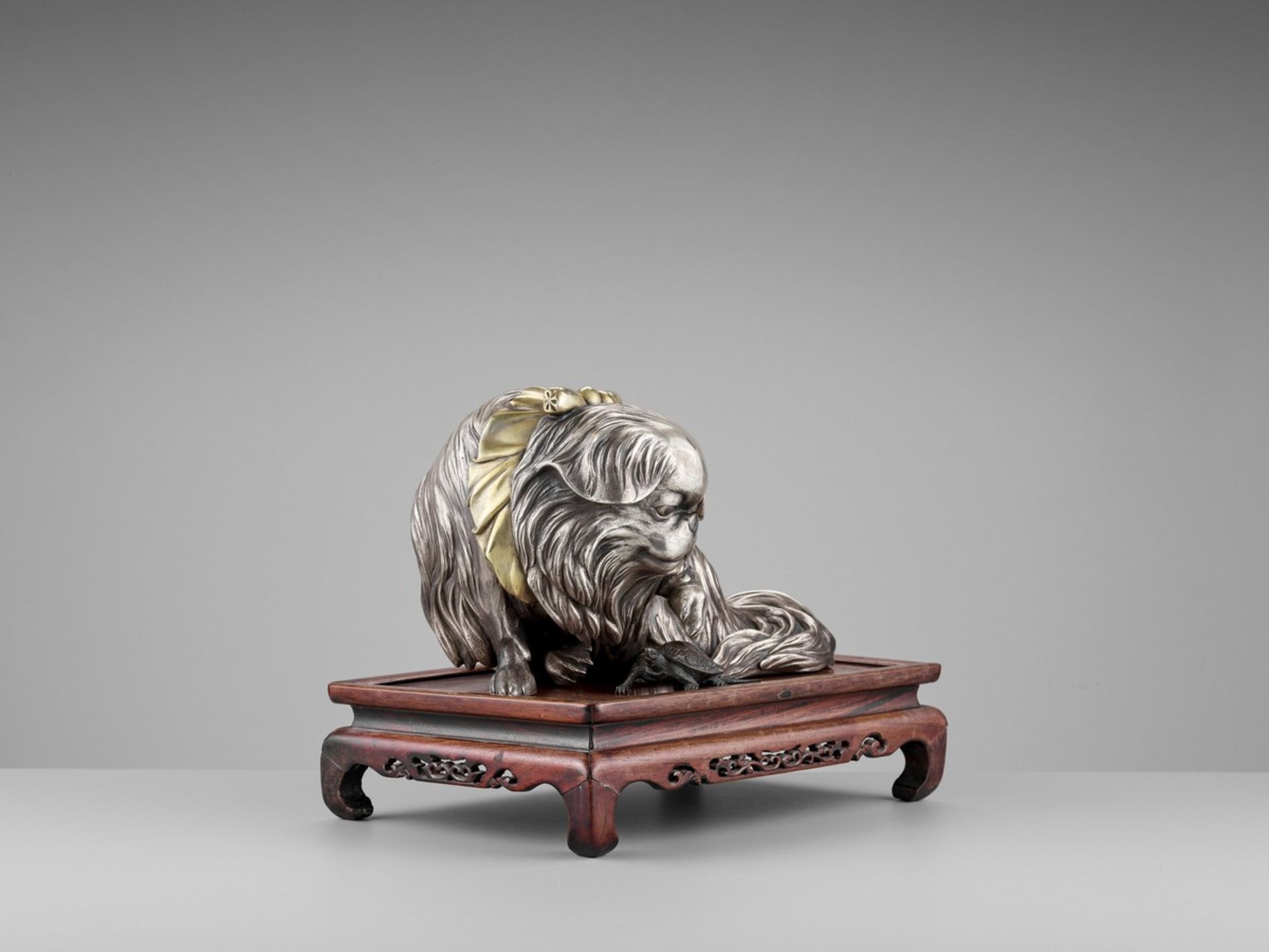 MARUKI COMPANY: AN EXCEPTIONAL AND LARGE PARCEL-GILT AND SILVERED OKIMONO OF A CHIN DOG By the - Bild 10 aus 18