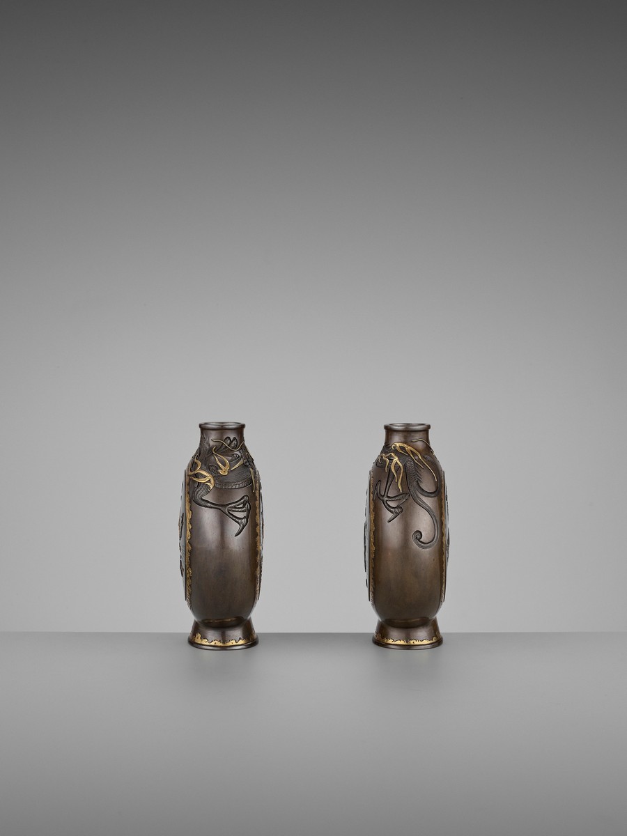 MIYABE ATSUYOSHI: A SUPERB PAIR OF PARCEL-GILT AND INLAID BRONZE MOON FLASKS By Miyabe Atsuyoshi, - Image 5 of 14