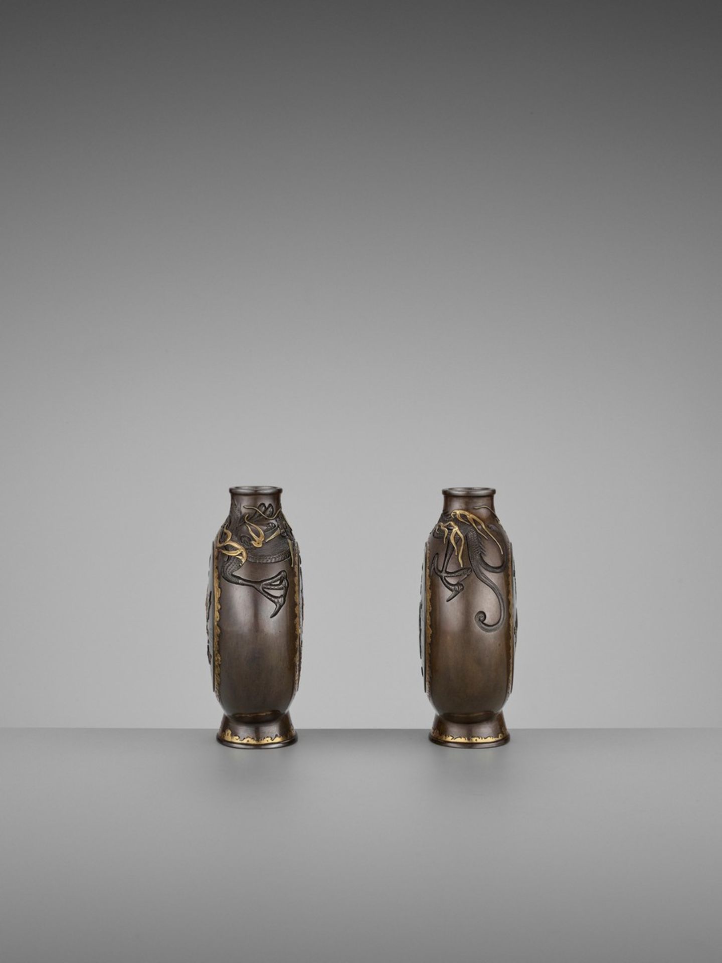 MIYABE ATSUYOSHI: A SUPERB PAIR OF PARCEL-GILT AND INLAID BRONZE MOON FLASKS By Miyabe Atsuyoshi, - Bild 5 aus 14