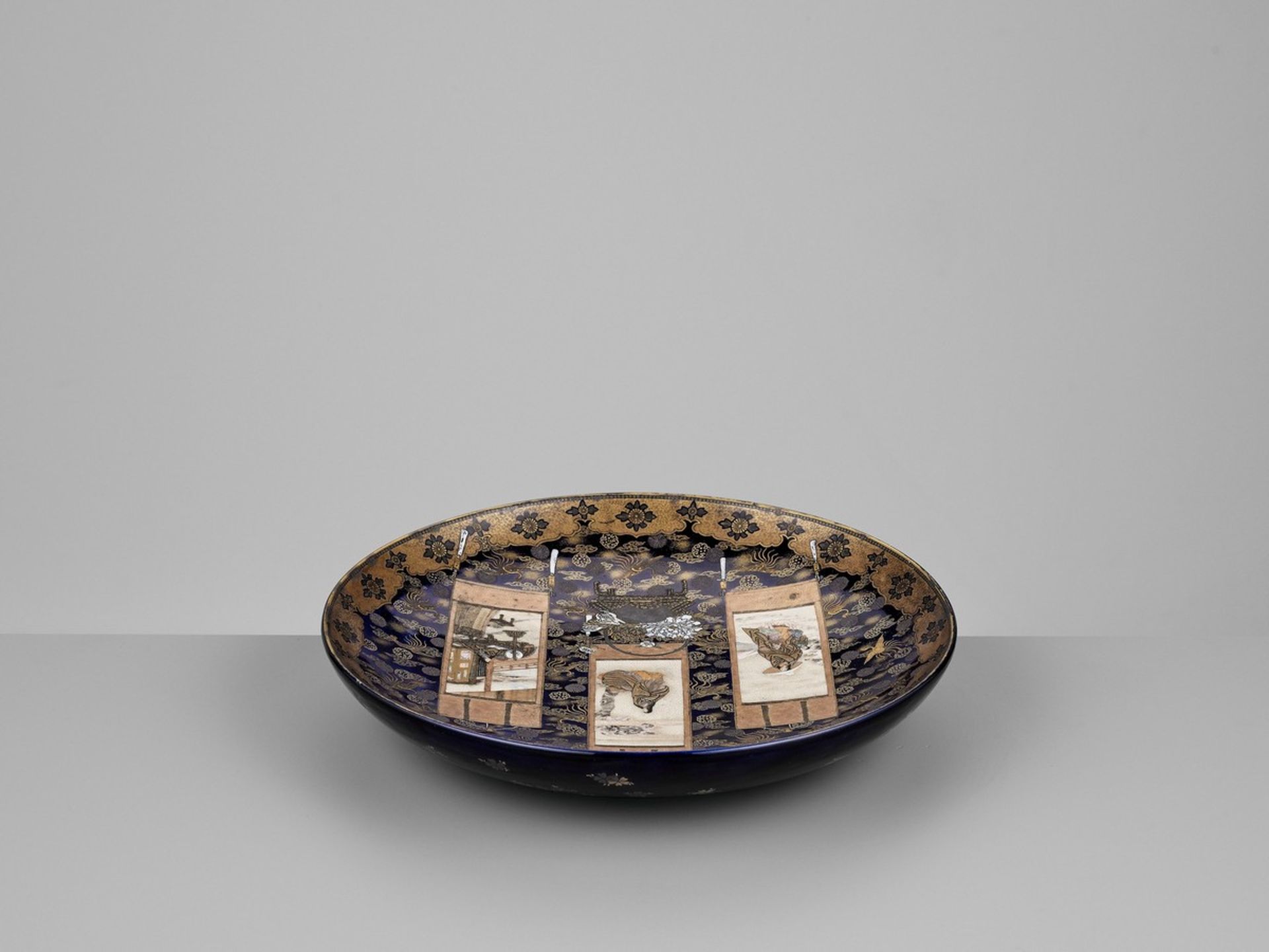 KINKOZAN: A SATSUMA CERAMIC DISH WITH SCROLL PAINTINGS OF POETS By Kinkozan, signed Kinkozan with - Bild 6 aus 9