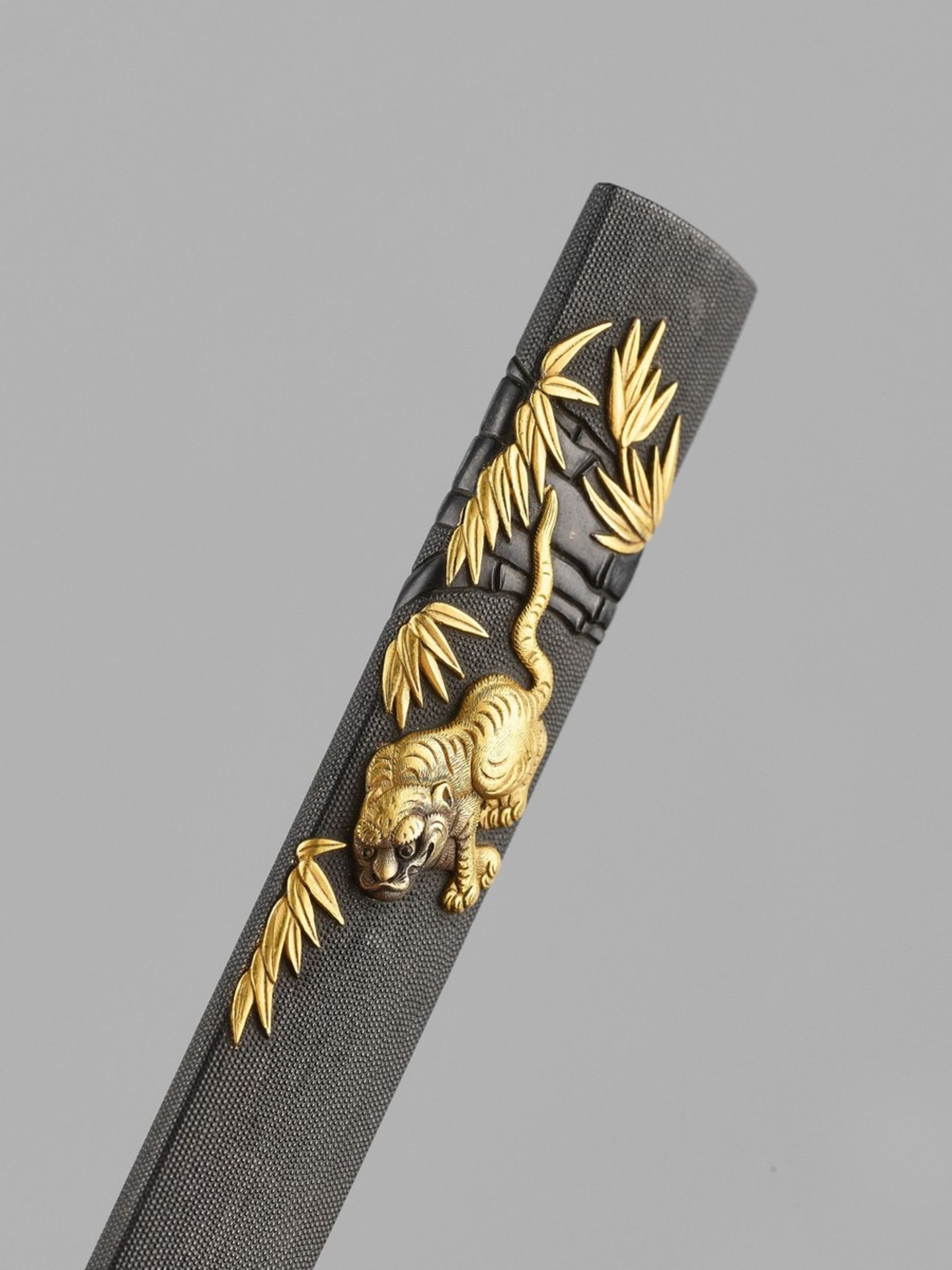 HOYUSAI NAOTSUNE: A MASTERFUL GOTO SCHOOL KOZUKA WITH TIGER AND BAMBOO By Hoyusai Naotsune, signed - Bild 2 aus 4