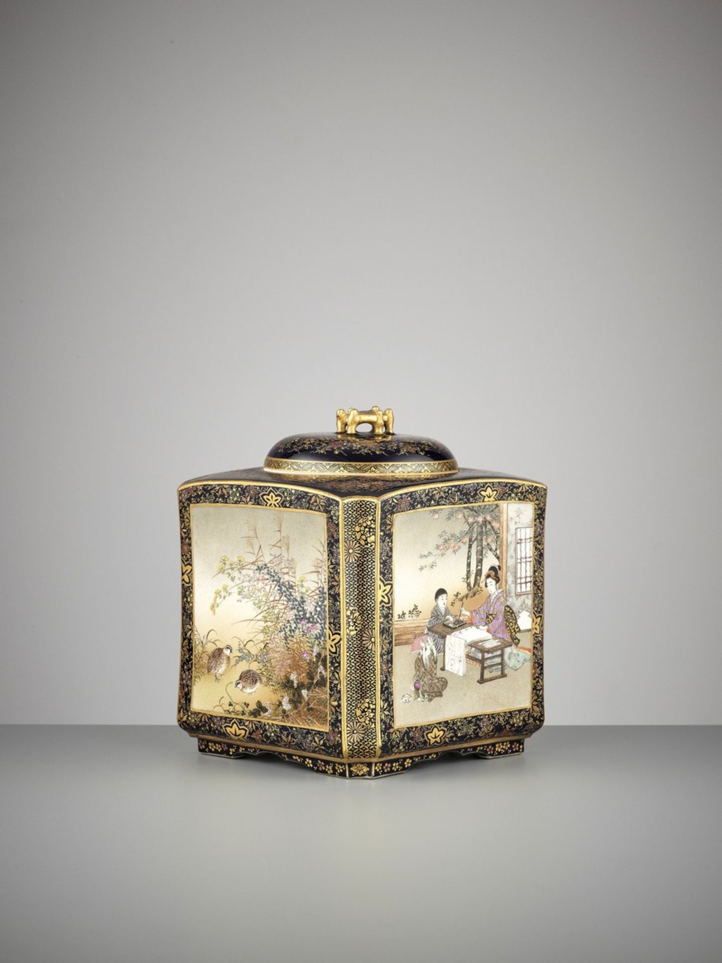 KINKOZAN: A SUPERB AND LARGE SATSUMA CERAMIC LIDDED JAR WITH POLYCHROME ENAMELS AND GOLD PAINTING ON - Bild 9 aus 21