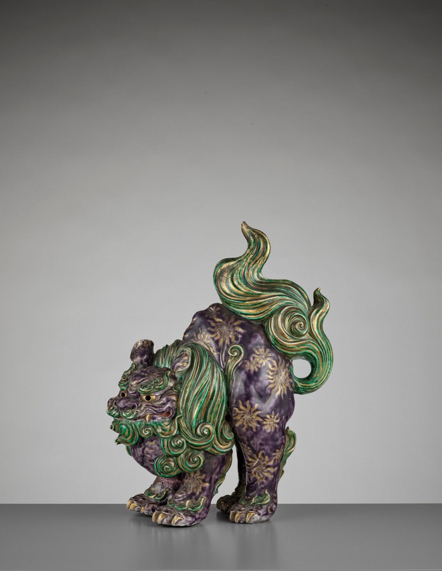 A LARGE KUTANI PORCELAIN FIGURE OF A FRIGHTENED SHISHI Japan, Meiji (1868-1912) to Taisho period ( - Bild 3 aus 10