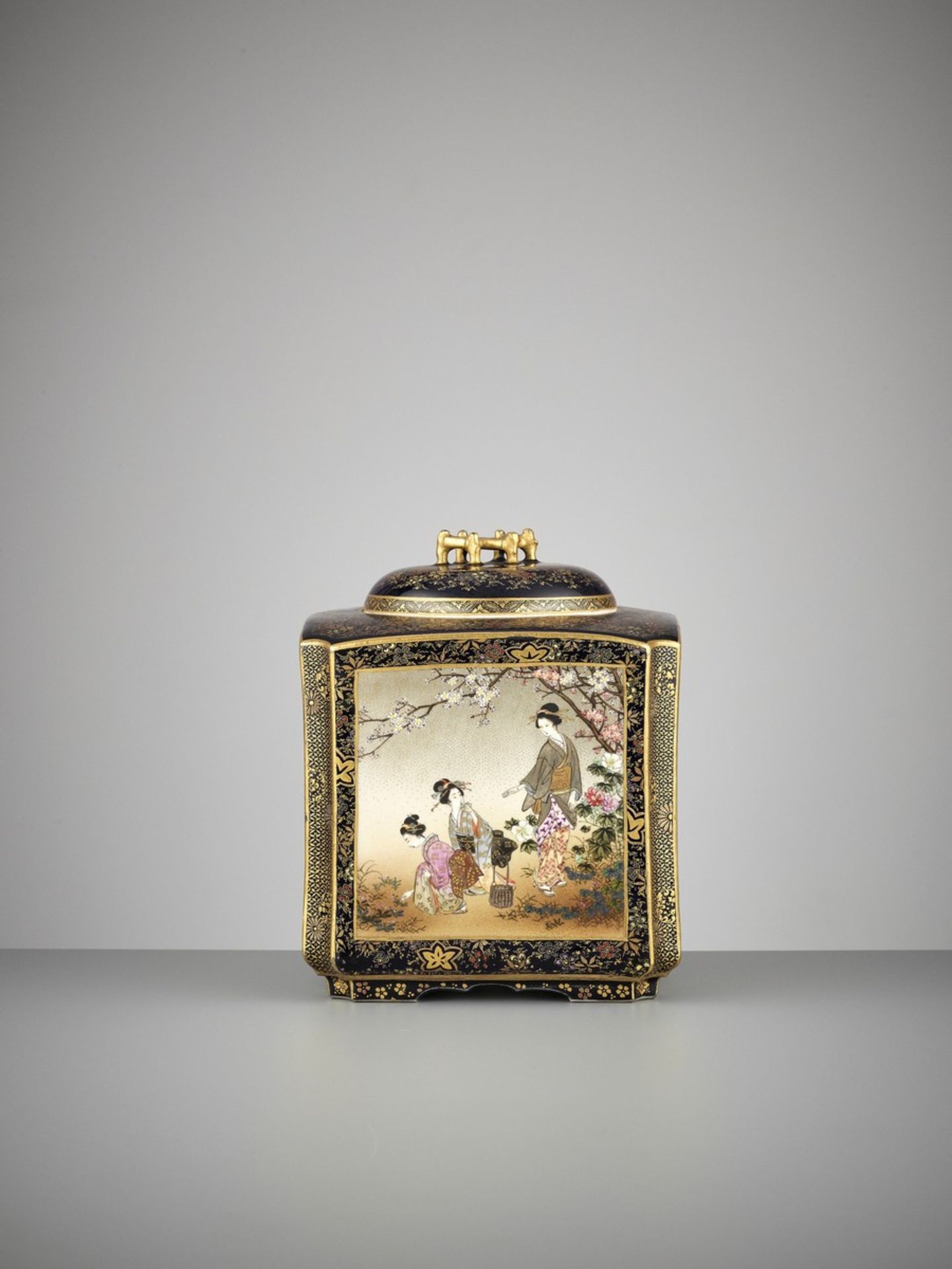 KINKOZAN: A SUPERB AND LARGE SATSUMA CERAMIC LIDDED JAR WITH POLYCHROME ENAMELS AND GOLD PAINTING ON - Bild 7 aus 21