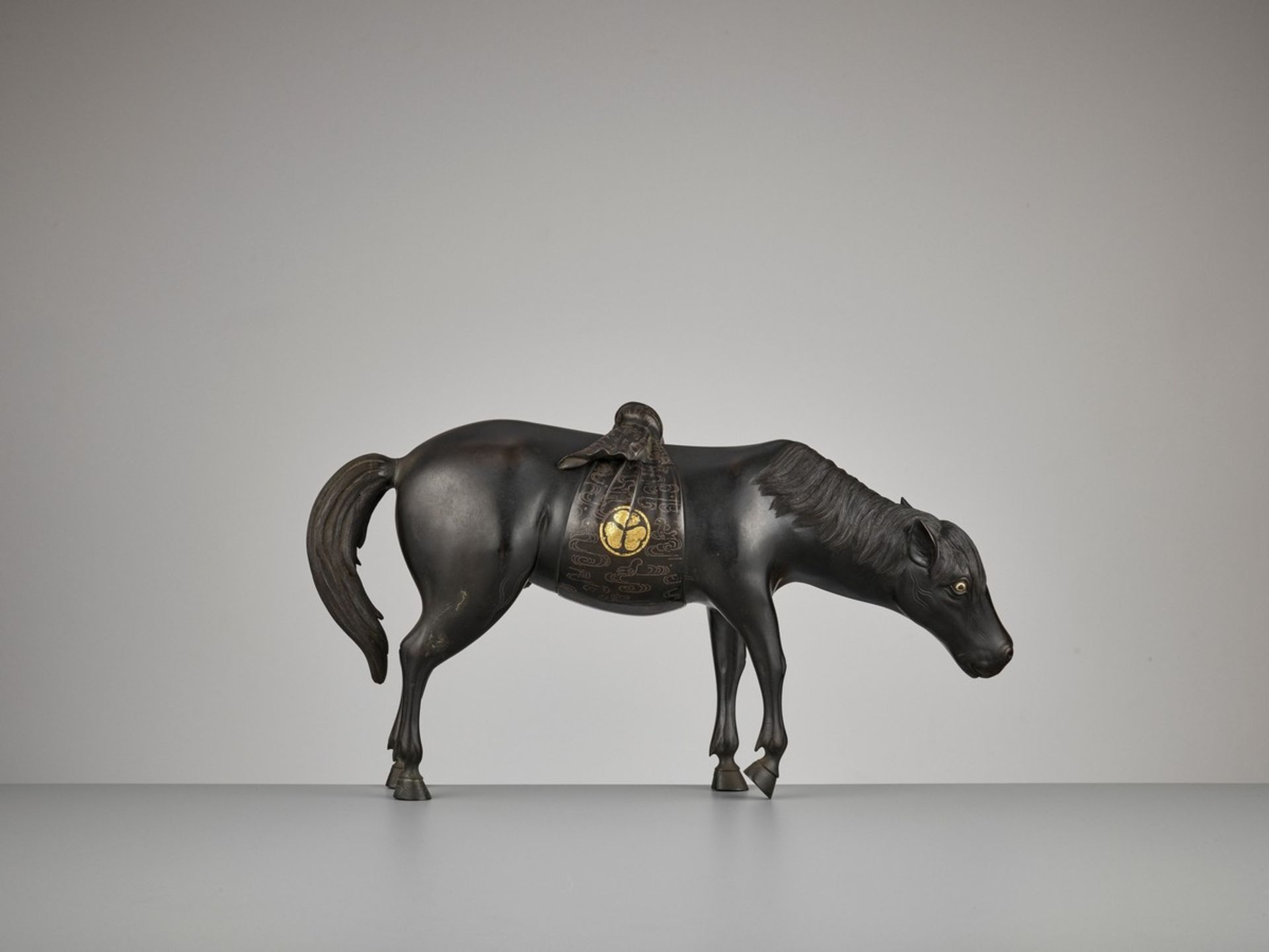 A VERY HEAVY SILVER AND GOLD-INLAID ‘HORSE’ CENSER Japan, 1750-1850, Edo period (1615-1868)The horse - Bild 10 aus 13