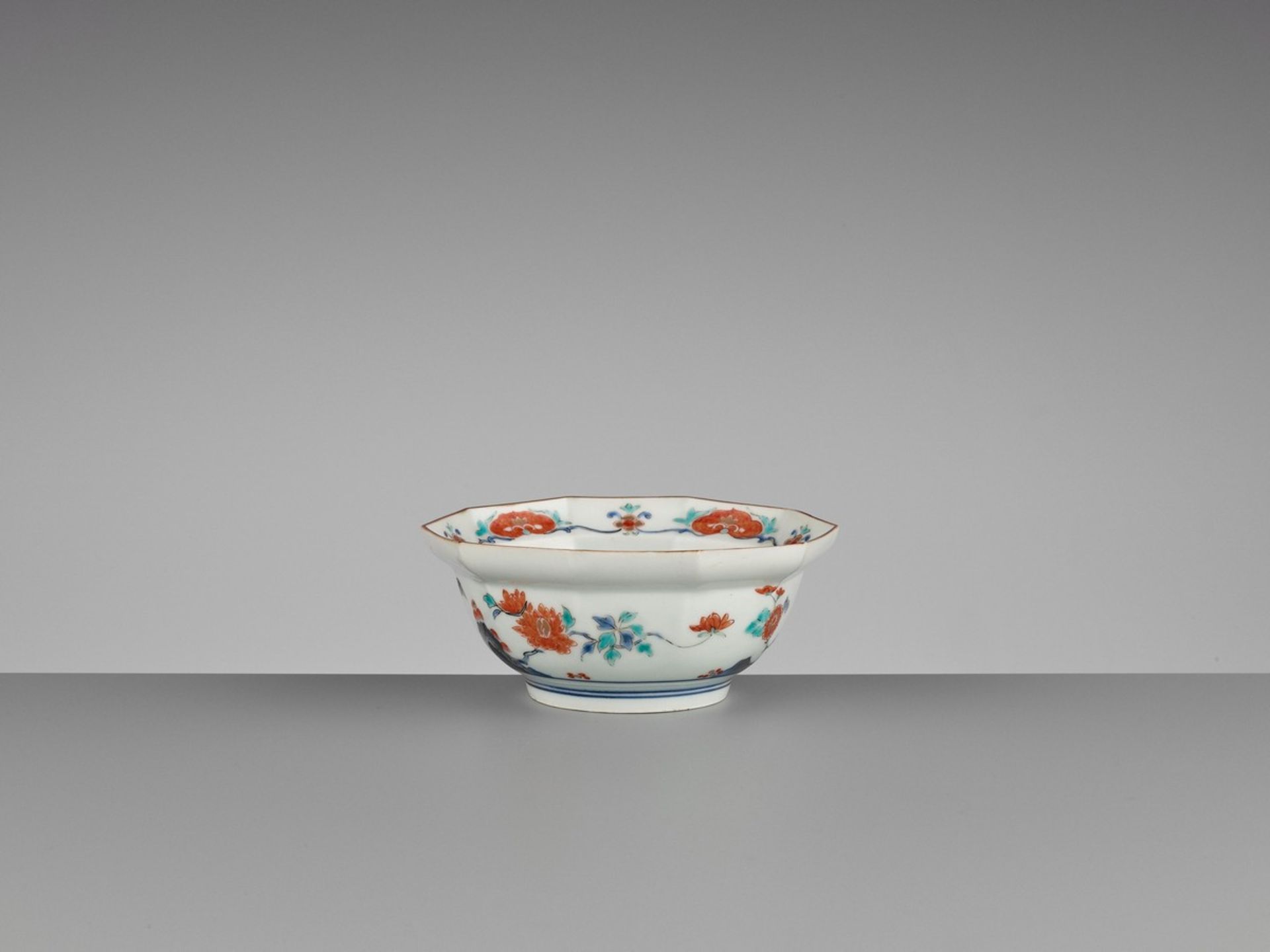 A KAKIEMON PORCELAIN BOWL Japan, 18th century, Edo period (1615-1868)The deep bowl with a lobed - Bild 4 aus 7