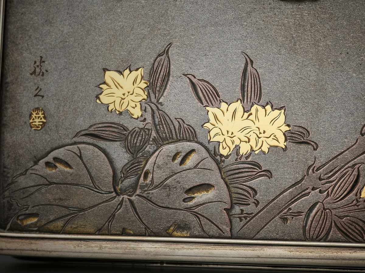 KATSUHISA: A SPLENDID LACQUERED WOOD, SILVER AND SHIBUICHI BOX Signed Katsuhisa with seal Hana/ - Image 9 of 12