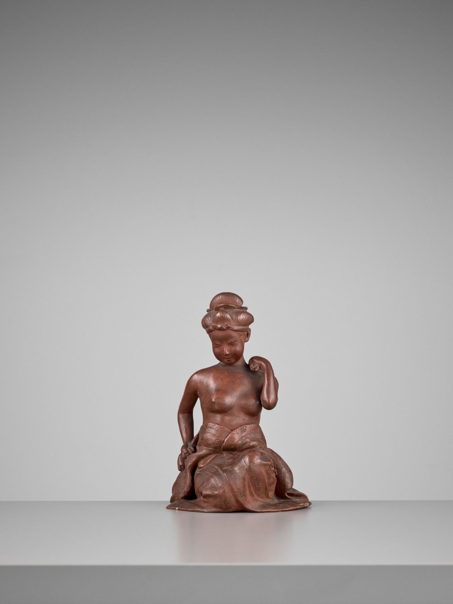 SAISHASHUN: A BIZEN CERAMIC FIGURE OF A BIJIN DRYING HERSELF, EX HAYASHI COLLECTION Signed - Bild 6 aus 14