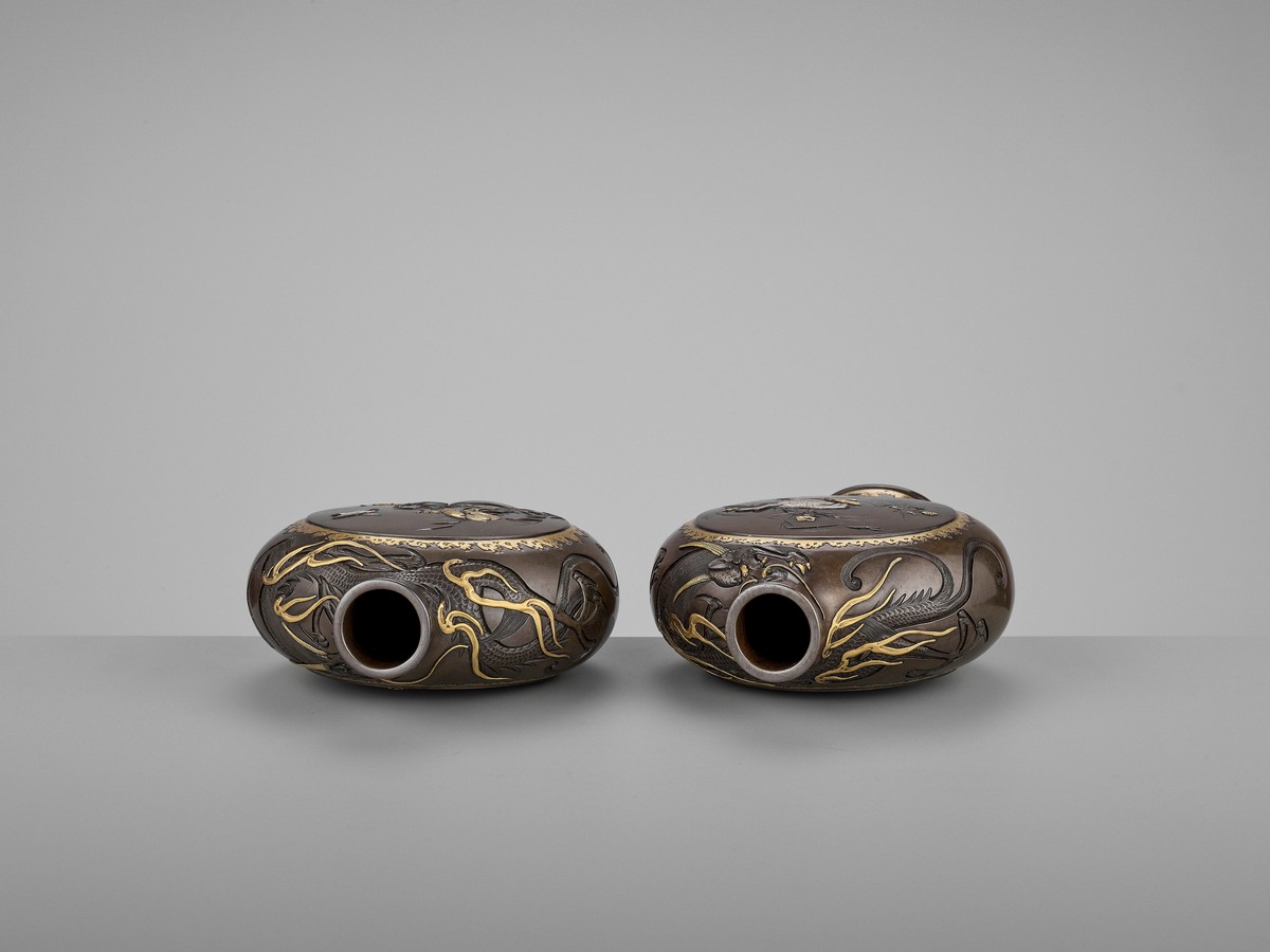 MIYABE ATSUYOSHI: A SUPERB PAIR OF PARCEL-GILT AND INLAID BRONZE MOON FLASKS By Miyabe Atsuyoshi, - Image 9 of 14