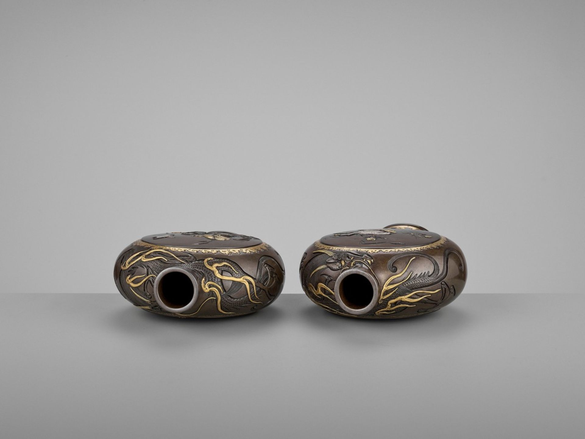 MIYABE ATSUYOSHI: A SUPERB PAIR OF PARCEL-GILT AND INLAID BRONZE MOON FLASKS By Miyabe Atsuyoshi, - Bild 9 aus 14