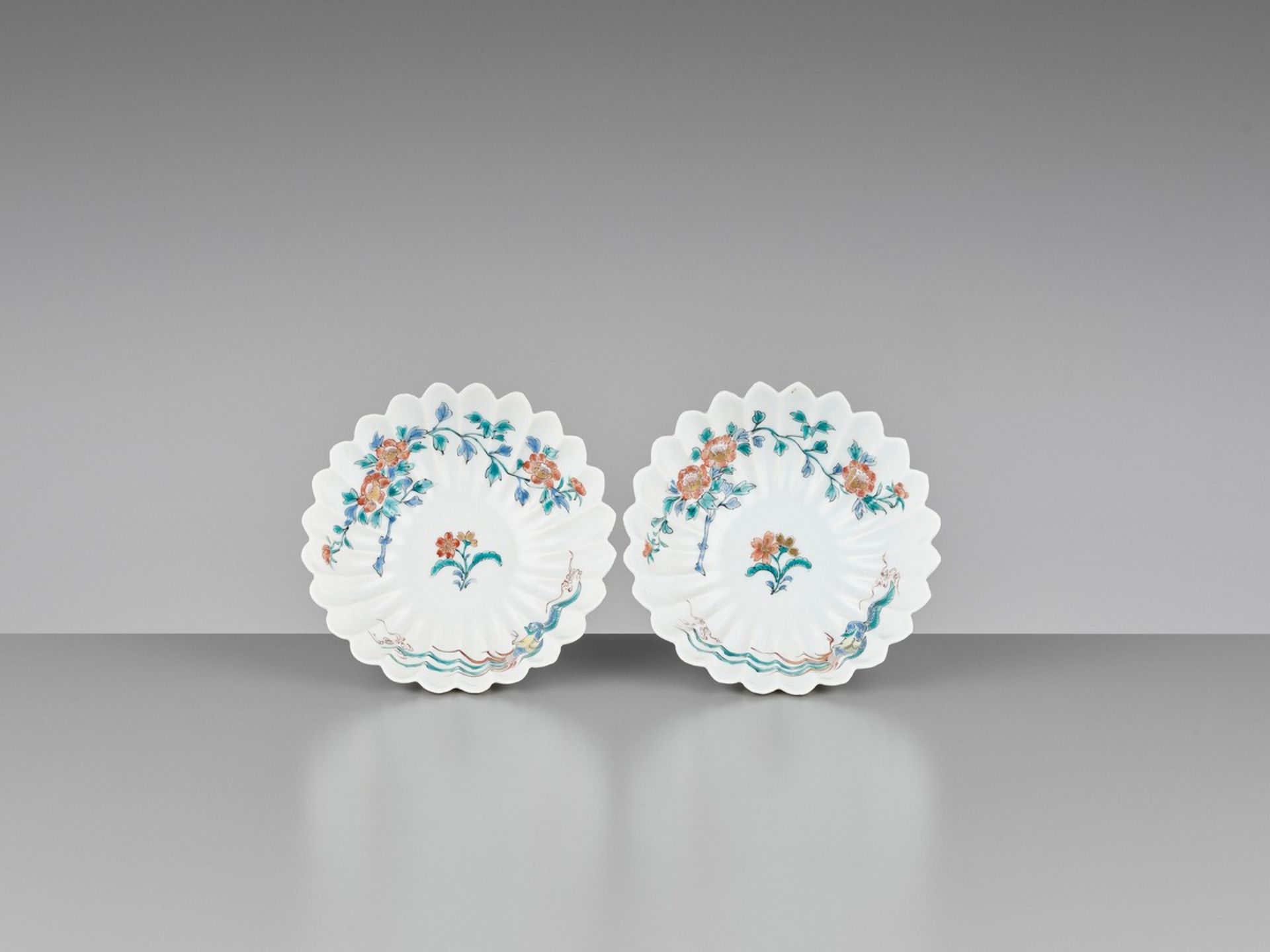 A PAIR OF ‘CHRYSANTHEMUM’ KAKIEMON PORCELAIN BOWLS Japan, 18th century, Edo period (1615-1868)Each - Bild 2 aus 9