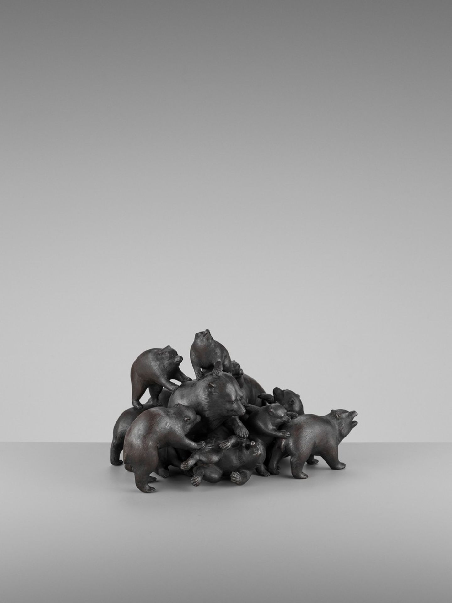 UNKOKU: AN EXTREMELY RARE PATINATED OKIMONO GROUP OF HIMALAYAN BROWN BEARS IN A PILE By Unkoku, - Bild 8 aus 11