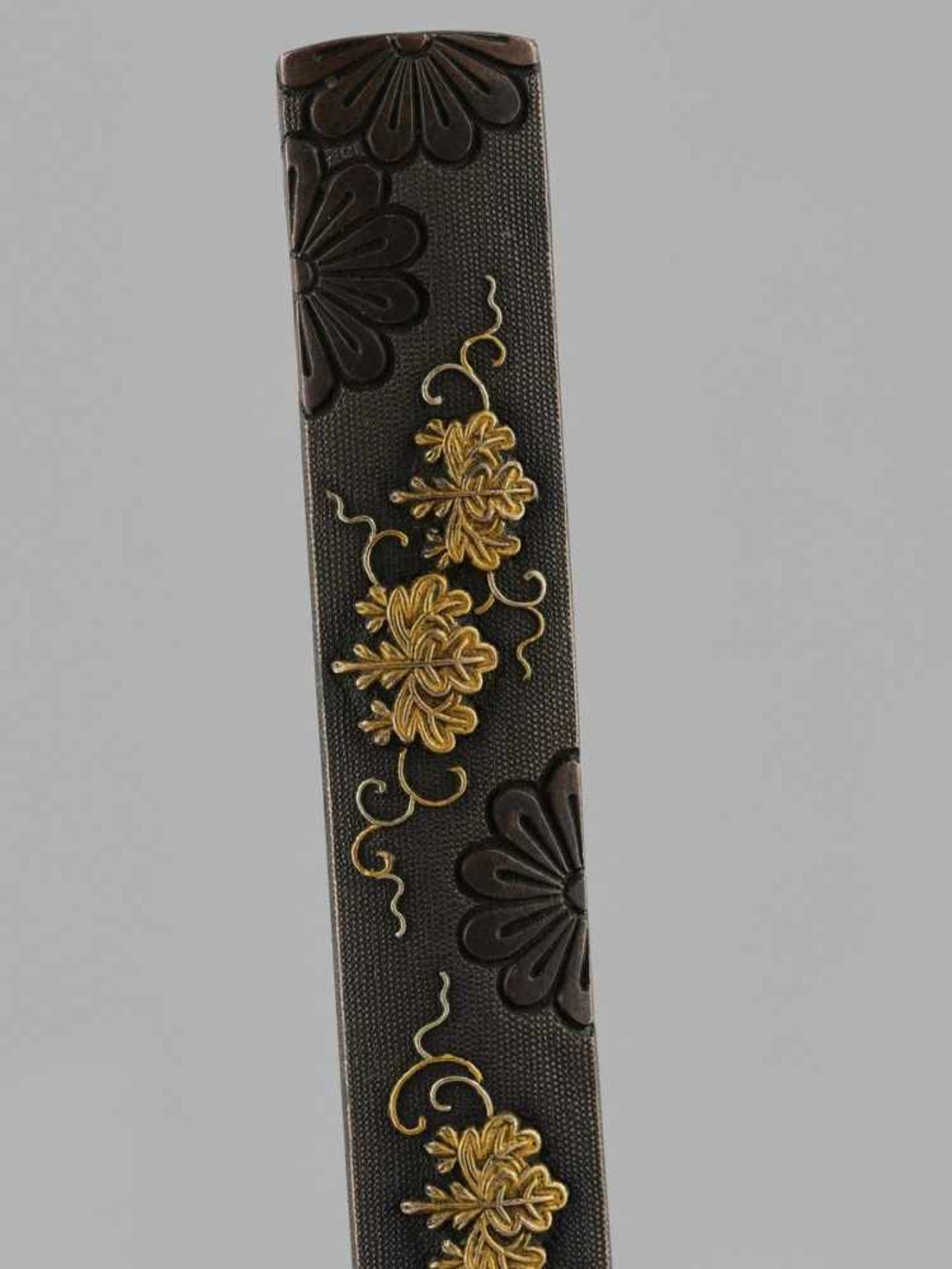 A MATCHING SET OF SWORD FITTINGS WITH KIRI-MONS One kozuka signed with a kakihanJapan, 18th to - Bild 9 aus 13