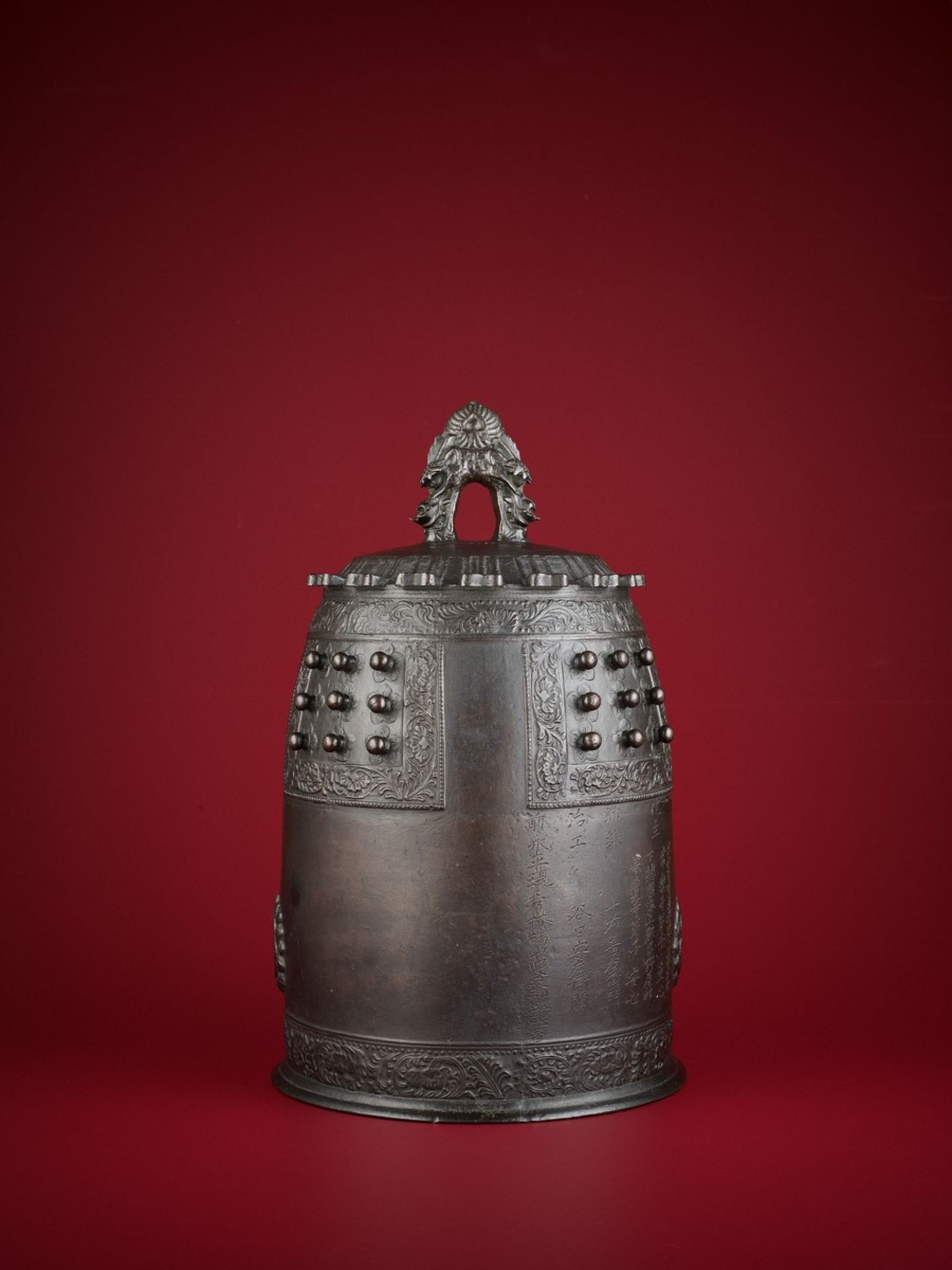 A BRONZE TEMPLE BELL, BONSHO, DATED 1754 Japan, dated 1754, Edo period (1615-1868)Of archaic form, - Bild 10 aus 14