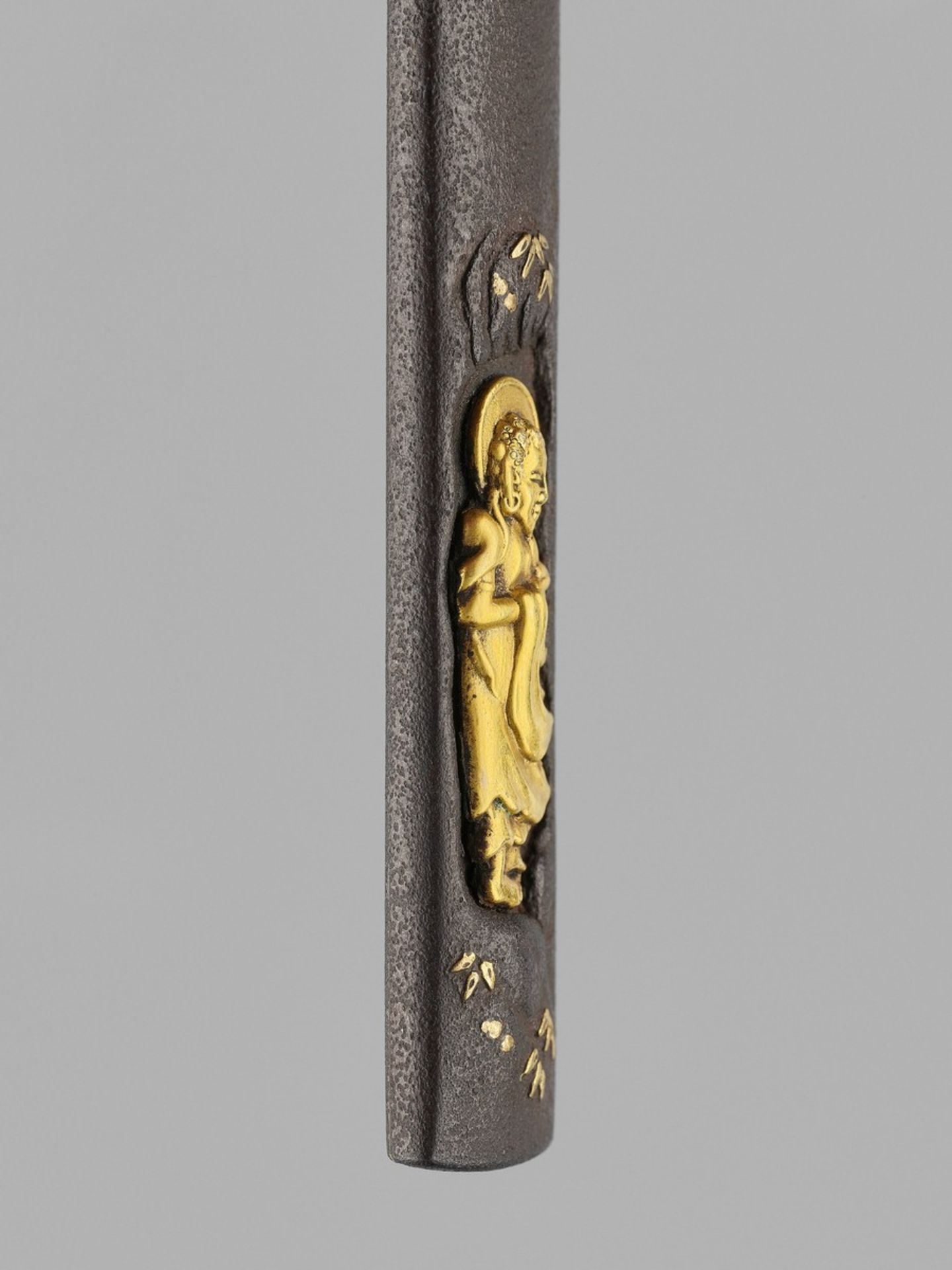 A SUPERB IRON AND GOLD KOZUKA WITH BUDDHA SHAKYAMUNI Japan, 18th to 19th century, Edo period (1615- - Bild 3 aus 4