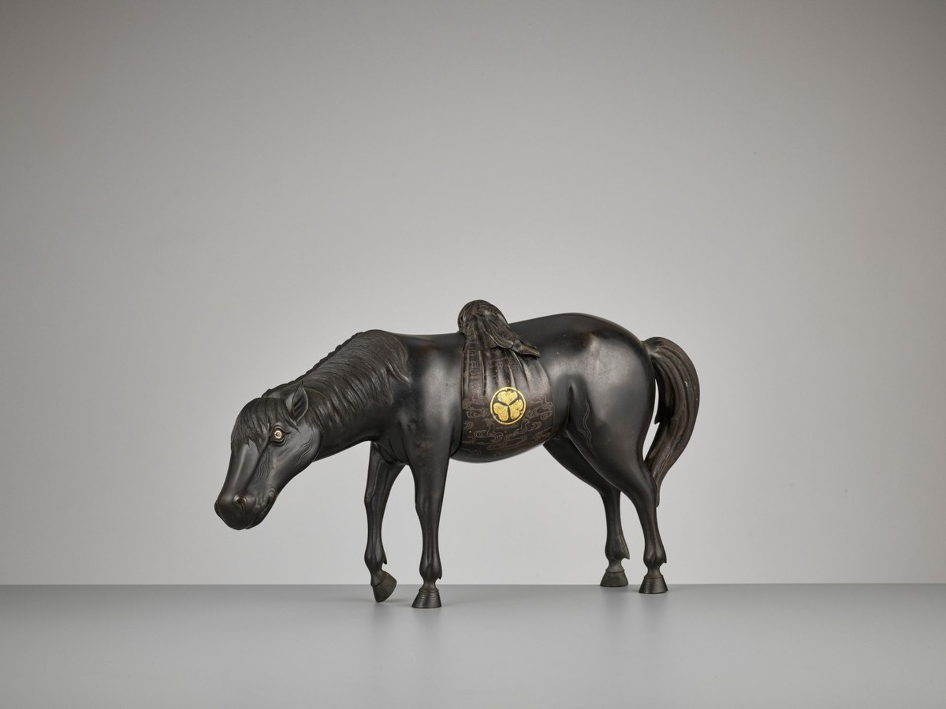 A VERY HEAVY SILVER AND GOLD-INLAID ‘HORSE’ CENSER Japan, 1750-1850, Edo period (1615-1868)The horse - Bild 3 aus 13