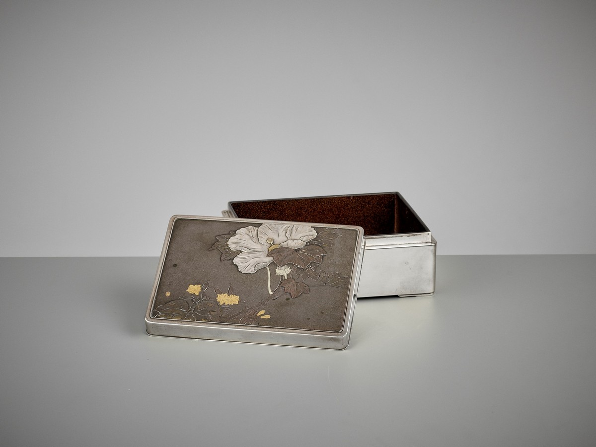 KATSUHISA: A SPLENDID LACQUERED WOOD, SILVER AND SHIBUICHI BOX Signed Katsuhisa with seal Hana/ - Image 12 of 12