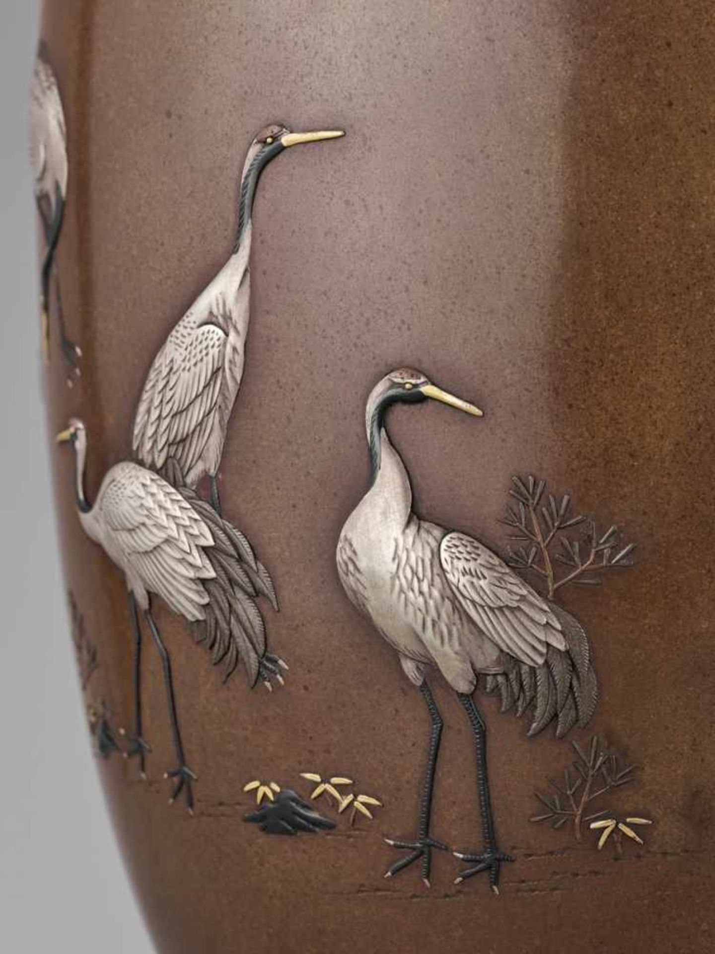 YAMAMOTO KOKEN: A FINE INLAID BRONZE VASE WITH CRANES By Yamamoto Koken, signed Koken (Yukinari) - Bild 2 aus 9