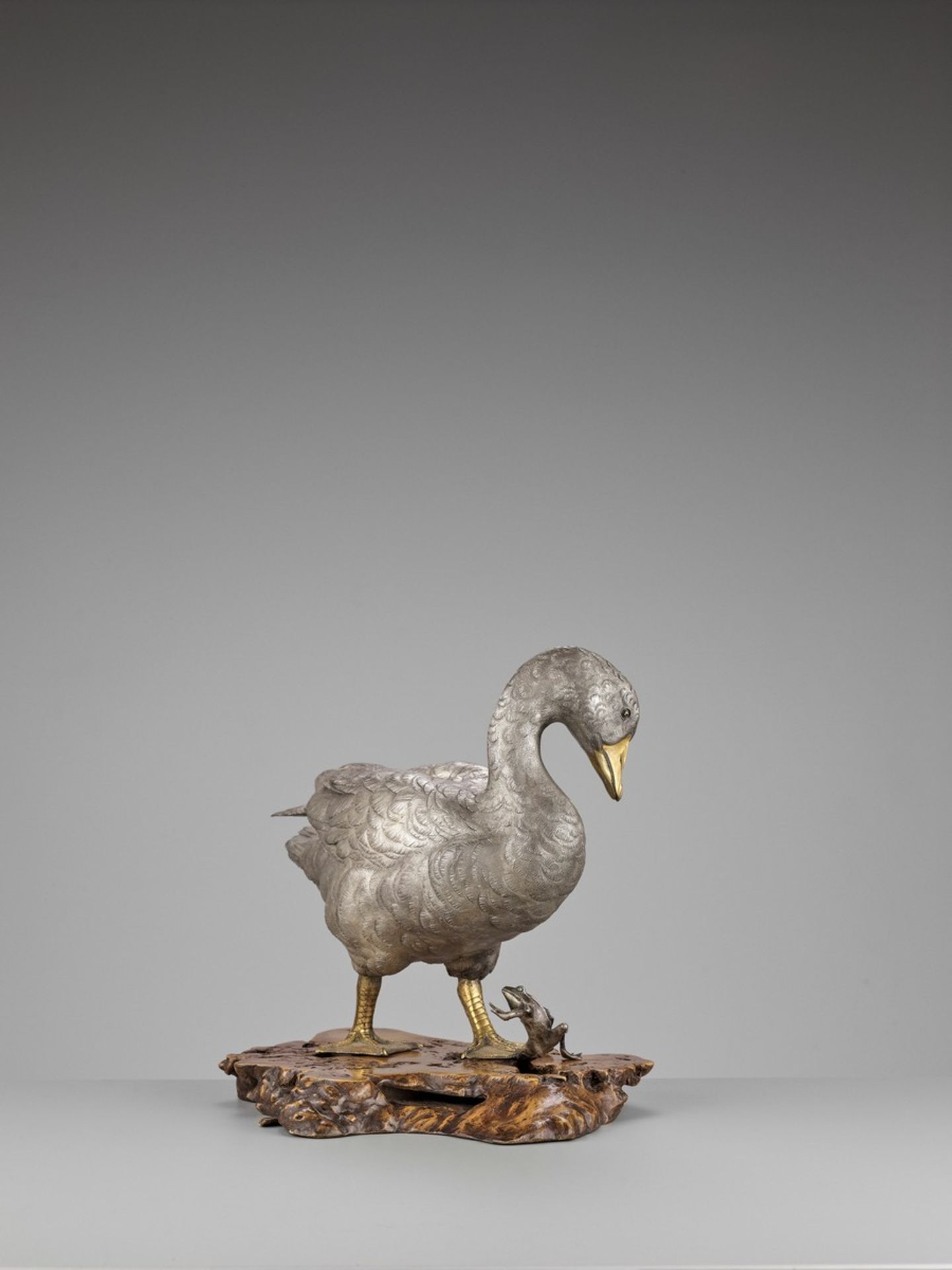 OSHIMOTO SEIJI: AN EXTREMELY FINE AND LARGE PARCEL-GILT AND SILVERED BRONZE OKIMONO OF A GOOSE - Bild 8 aus 14