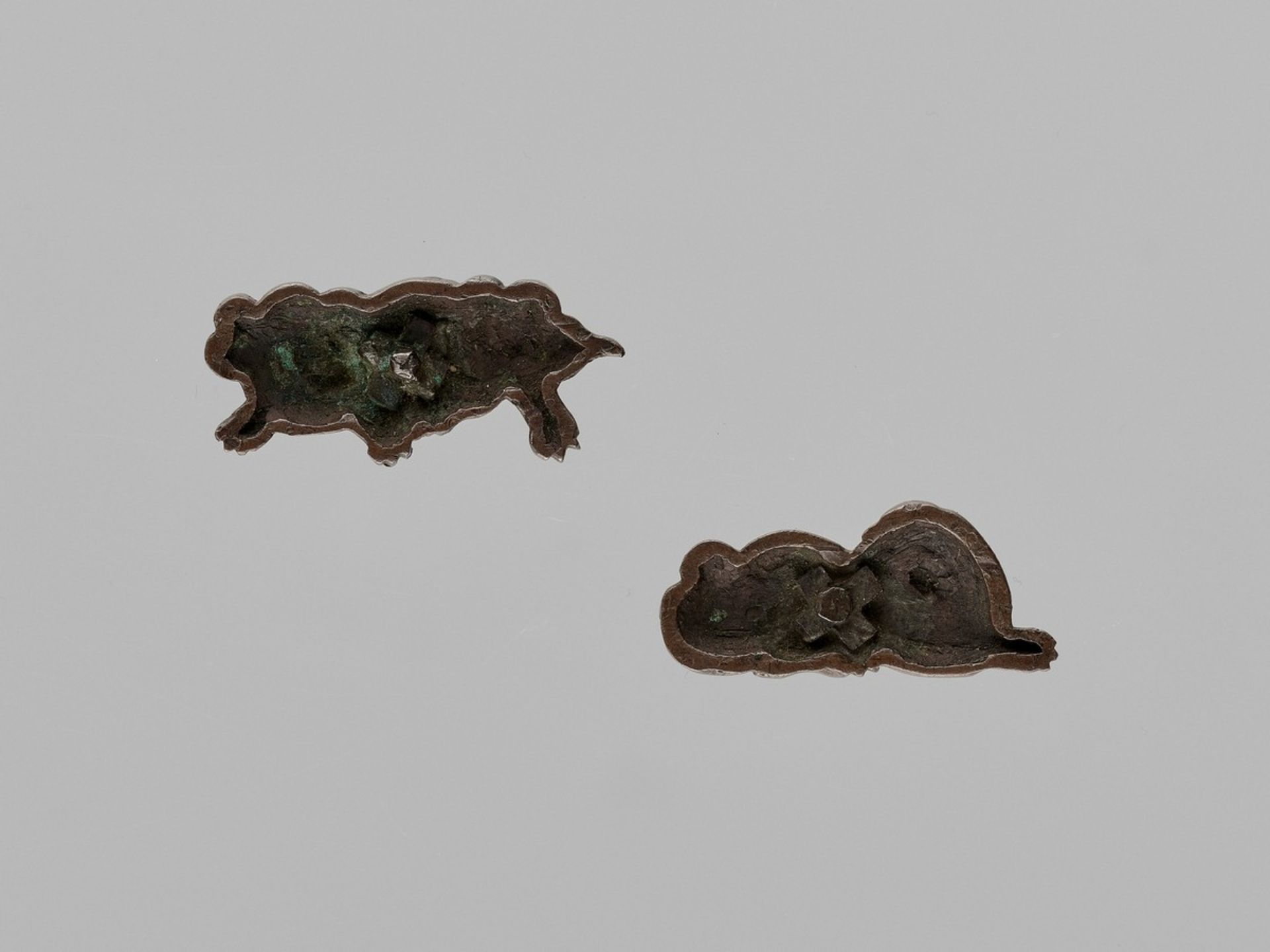 A FINE PAIR OF COPPER MENUKI DEPICTING SHISHI Japan, 19th century, Edo period (1615-1868)Each carved - Bild 2 aus 3