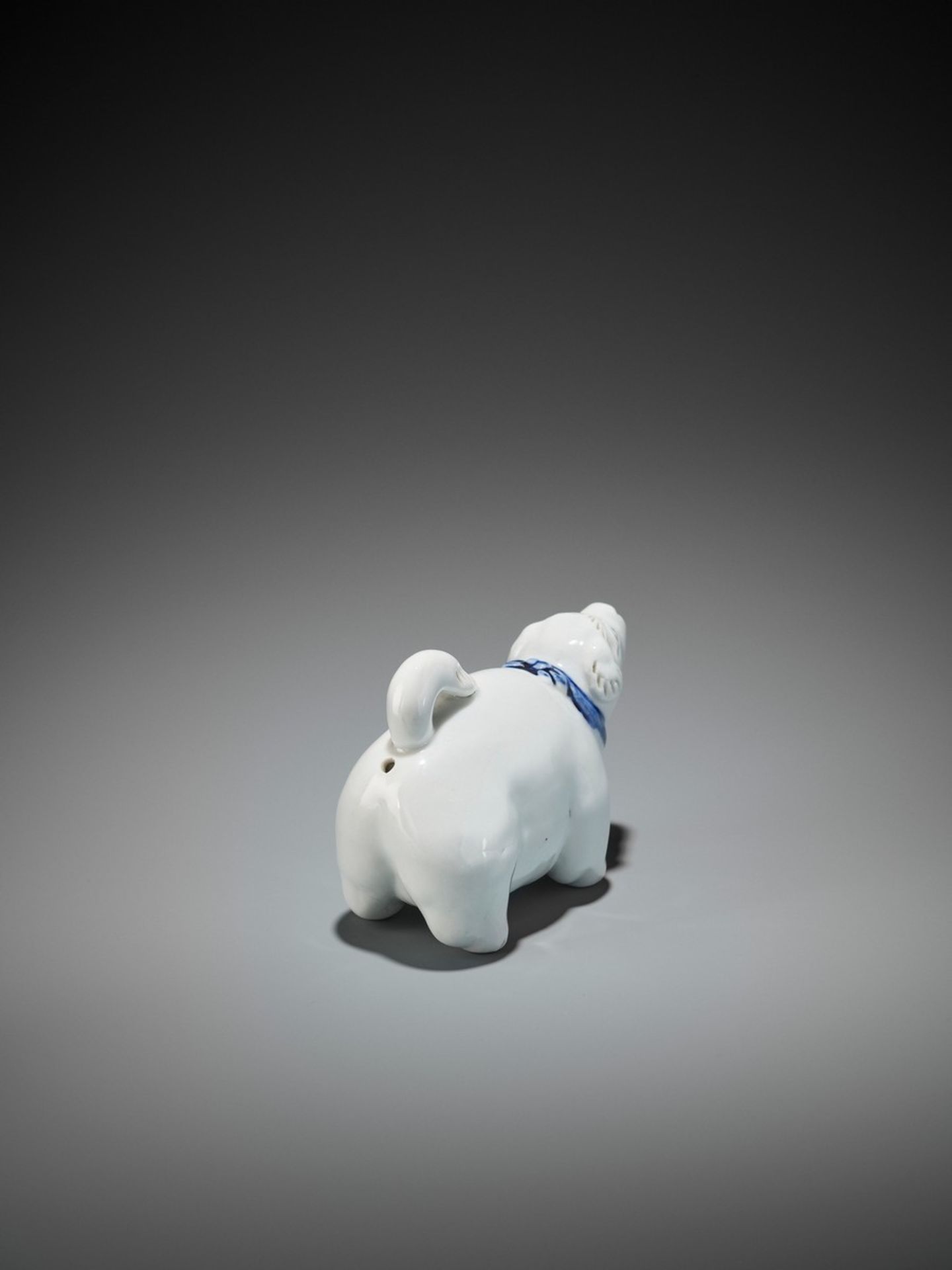 A RARE AND CHARMING HIRADO PORCELAIN DOG-SHAPED SUITEKI (WATER DROPPER) Japan, 19th century, Edo - Bild 7 aus 9