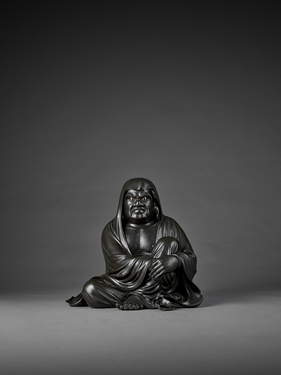 TAKAHASHI RYOUN: A MASSIVE AND MASTERFUL BRONZE OF DARUMA By Takahashi Ryoun, signed Takahashi - Image 3 of 11