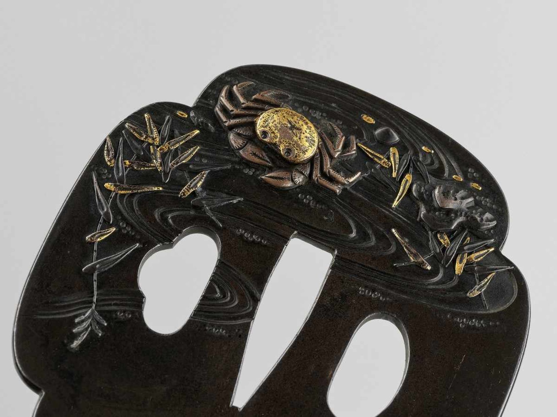 TOSHITSUGU: A GILT-INLAID SHIBUICHI TSUBA WITH A CRAB Signed Toshitsugu with kakihanJapan, 19th - Bild 3 aus 4