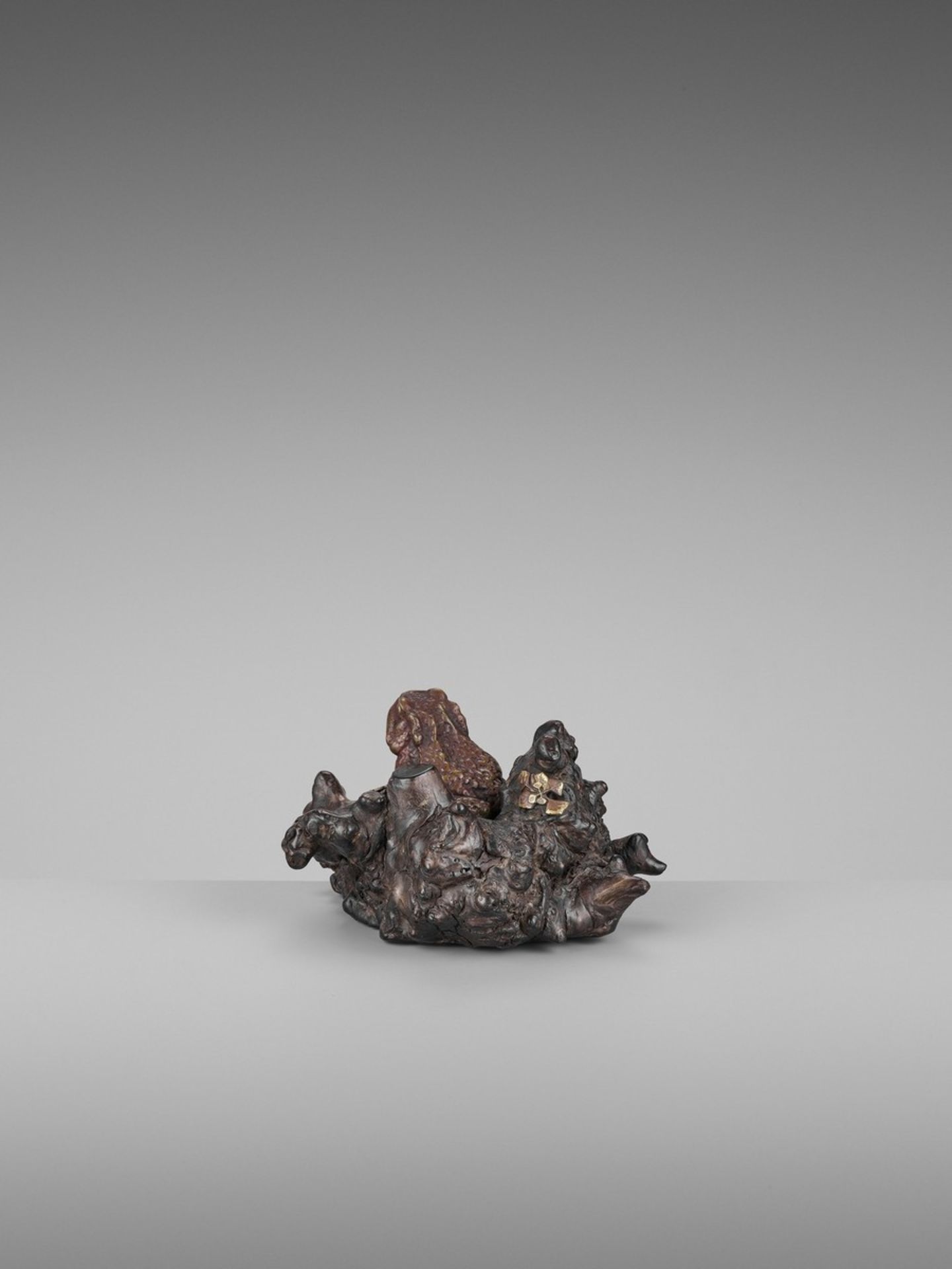 A FINE PARCEL-GILT BRONZE AND ROOT WOOD OKIMONO OF A TOAD Japan, Meiji period (1868-1912)The toad - Image 8 of 12