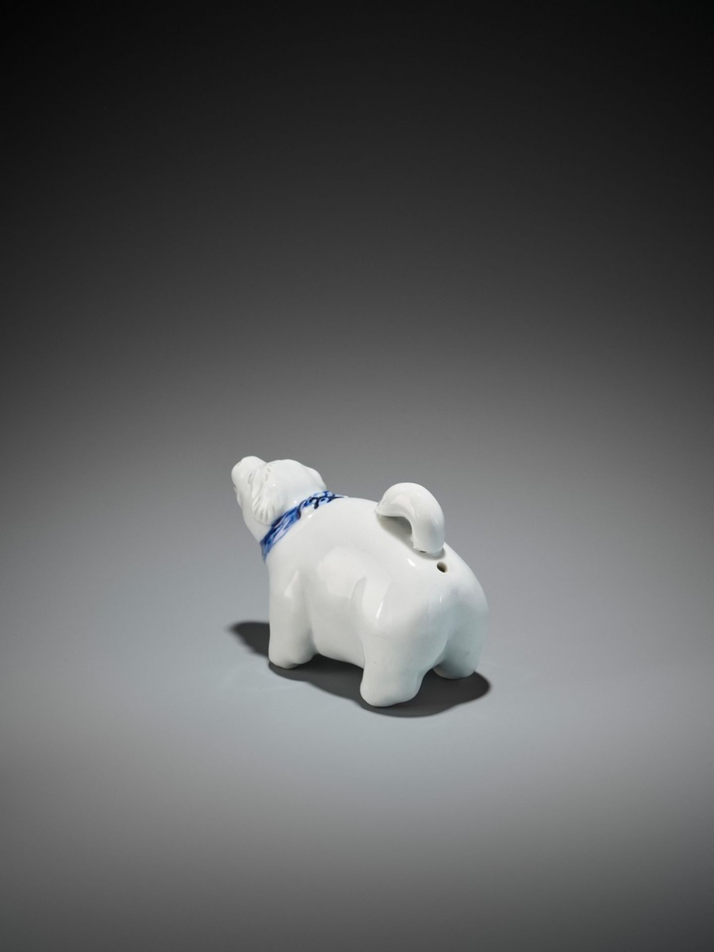 A RARE AND CHARMING HIRADO PORCELAIN DOG-SHAPED SUITEKI (WATER DROPPER) Japan, 19th century, Edo - Bild 6 aus 9