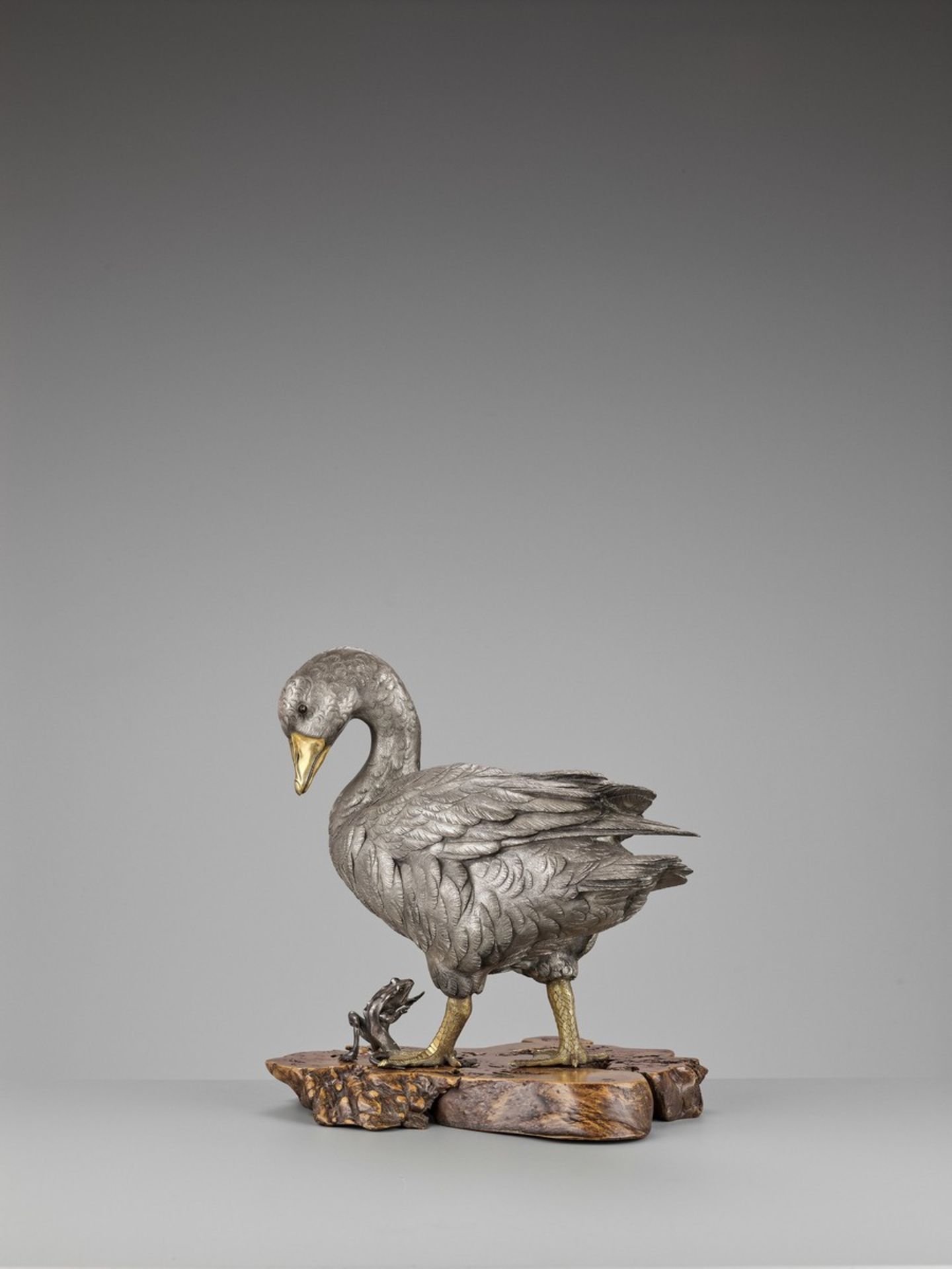 OSHIMOTO SEIJI: AN EXTREMELY FINE AND LARGE PARCEL-GILT AND SILVERED BRONZE OKIMONO OF A GOOSE - Bild 3 aus 14