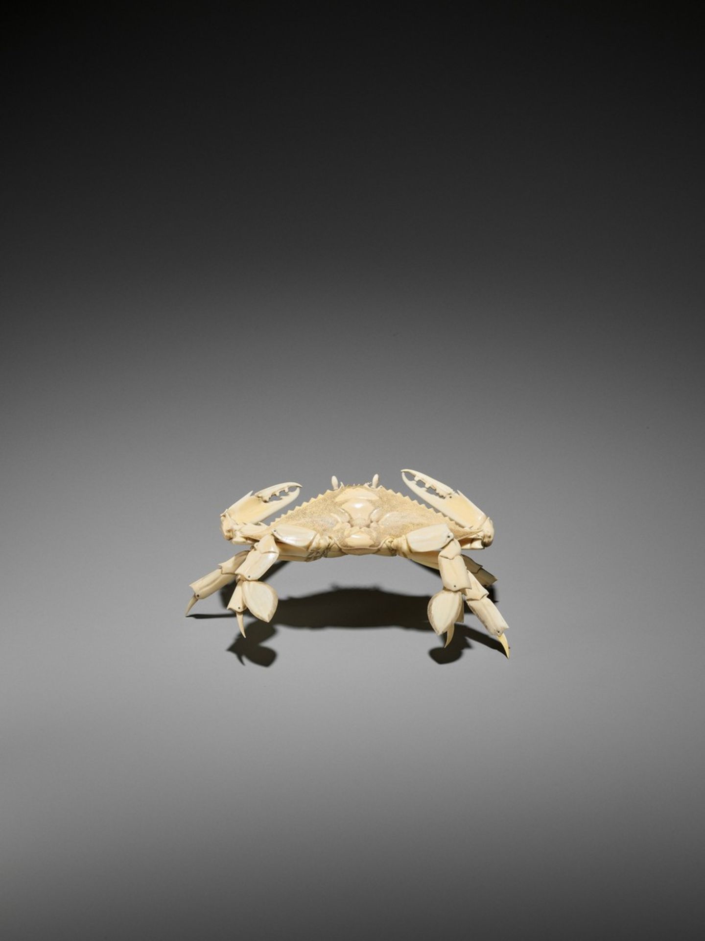 AN ARTICULATED IVORY OKIMONO OF A CRAB WITH WIDE CARAPACE Japan, Meiji period (1868-1912)The crab - Bild 3 aus 13