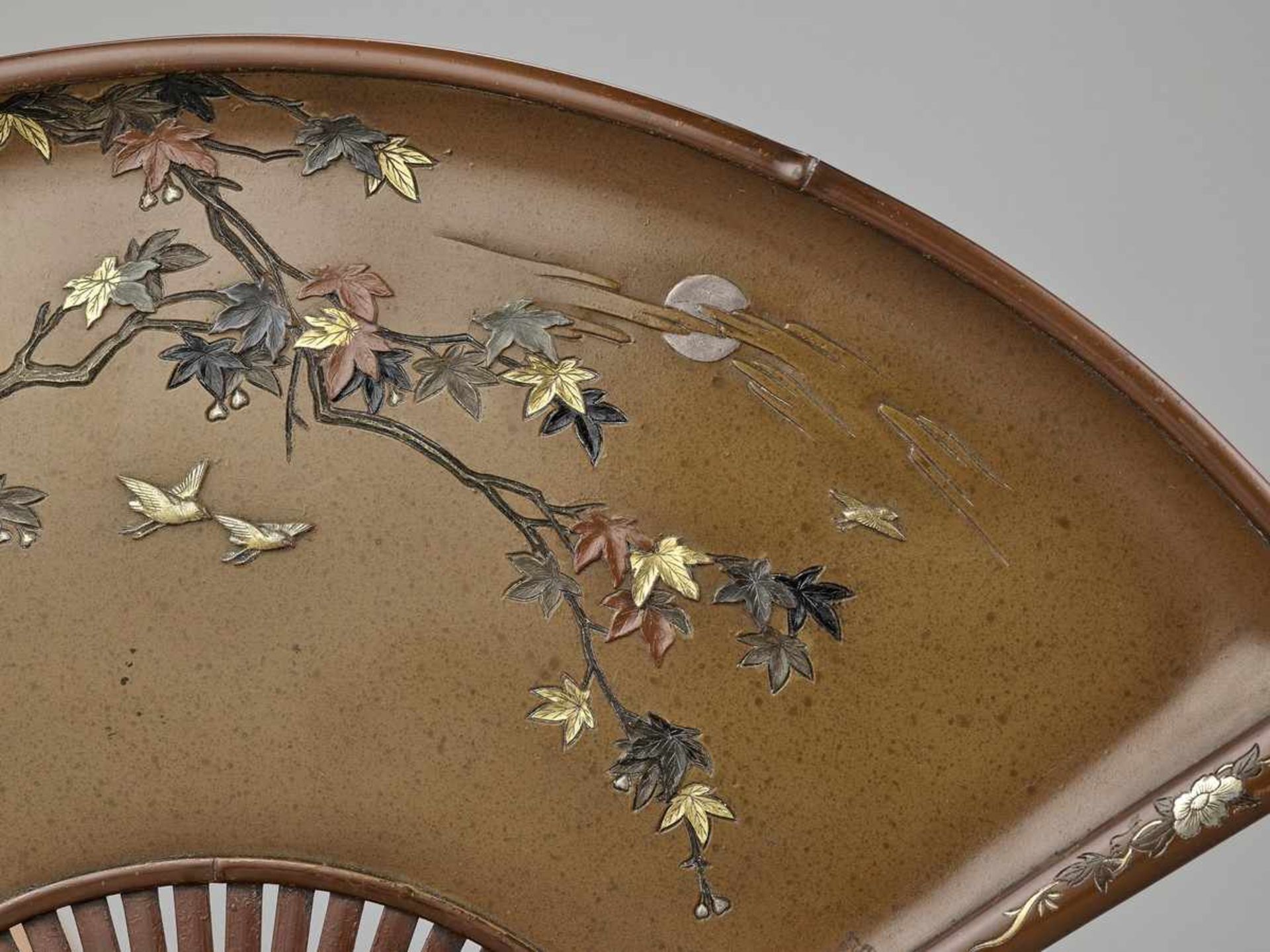 A RARE NOGAWA BRONZE ‘FAN’ TRAY By the Nogawa company, signed with the Nogawa company markJapan, - Bild 3 aus 7