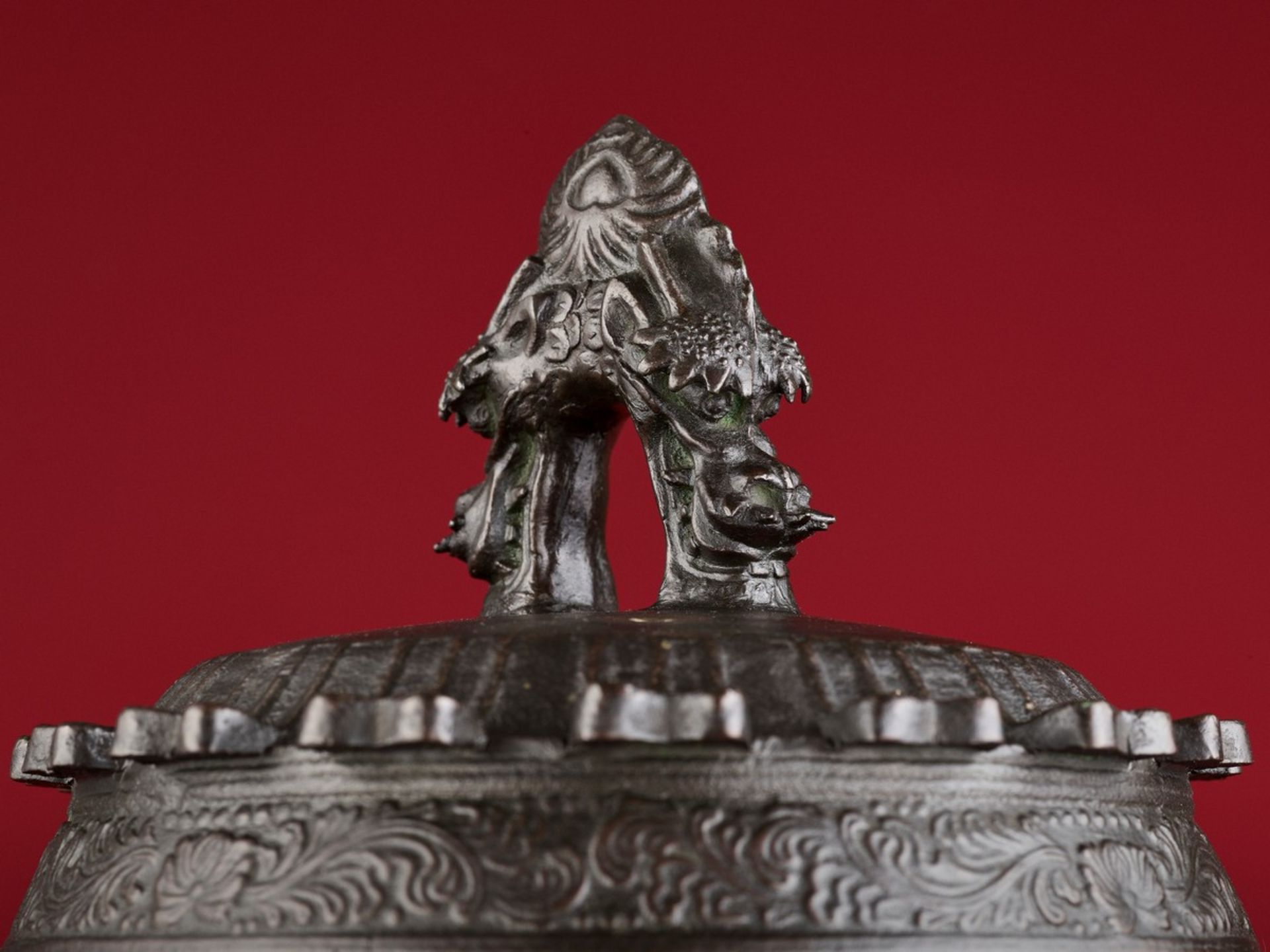 A BRONZE TEMPLE BELL, BONSHO, DATED 1754 Japan, dated 1754, Edo period (1615-1868)Of archaic form, - Bild 7 aus 14