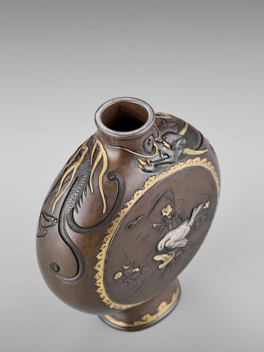 MIYABE ATSUYOSHI: A SUPERB PAIR OF PARCEL-GILT AND INLAID BRONZE MOON FLASKS By Miyabe Atsuyoshi, - Image 4 of 14