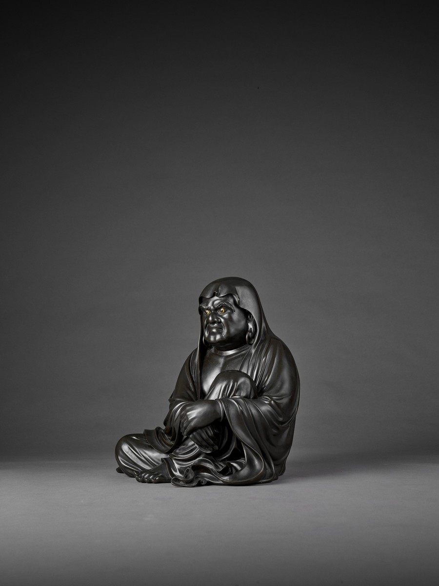 TAKAHASHI RYOUN: A MASSIVE AND MASTERFUL BRONZE OF DARUMA By Takahashi Ryoun, signed Takahashi - Image 4 of 11