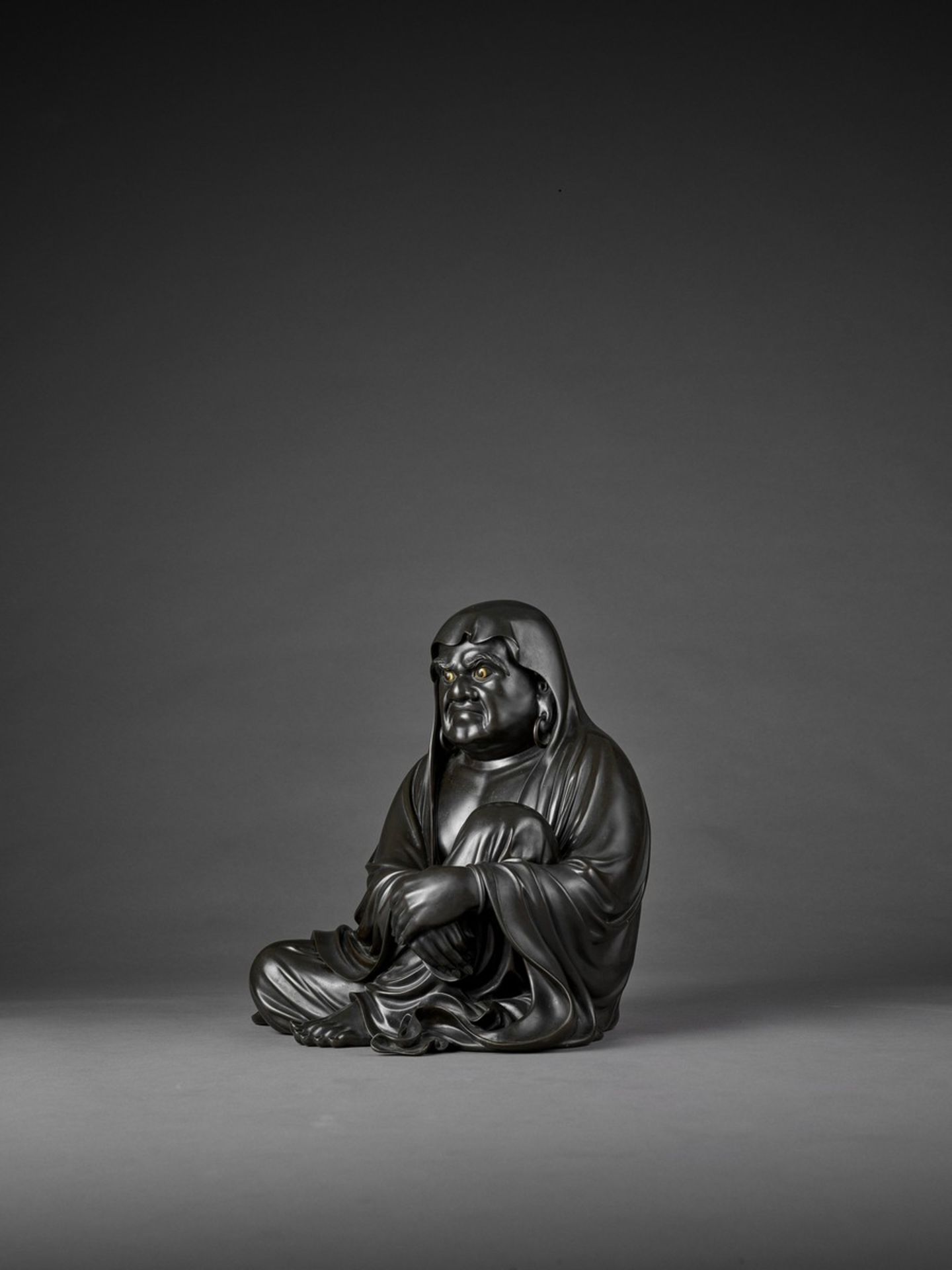 TAKAHASHI RYOUN: A MASSIVE AND MASTERFUL BRONZE OF DARUMA By Takahashi Ryoun, signed Takahashi - Bild 4 aus 11