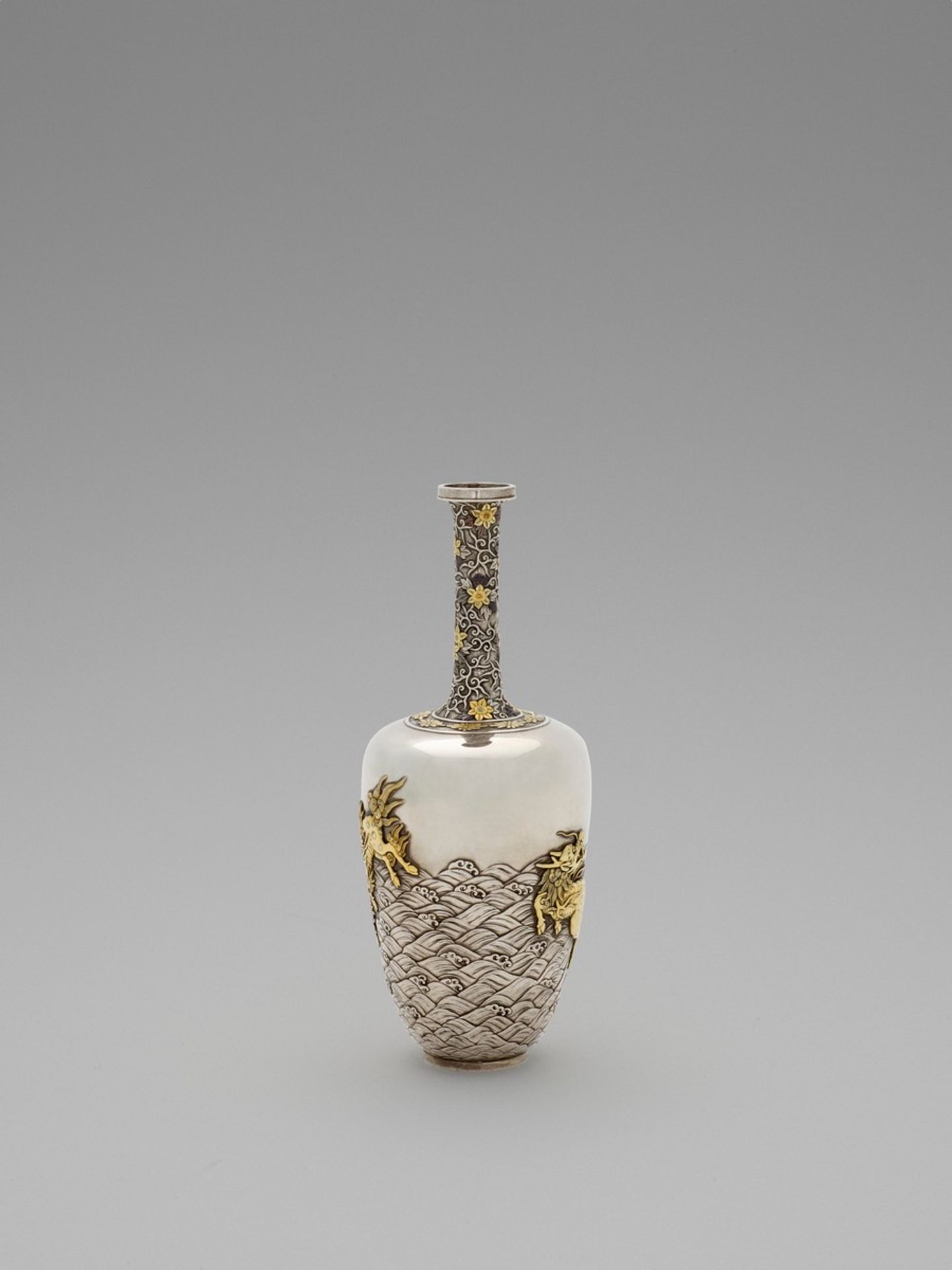 A SPECTACULAR GOLD-INLAID ‘KIRIN AND WAVES’ SILVER VASE Japan, Meiji period (1868-1912)The silver - Bild 3 aus 6