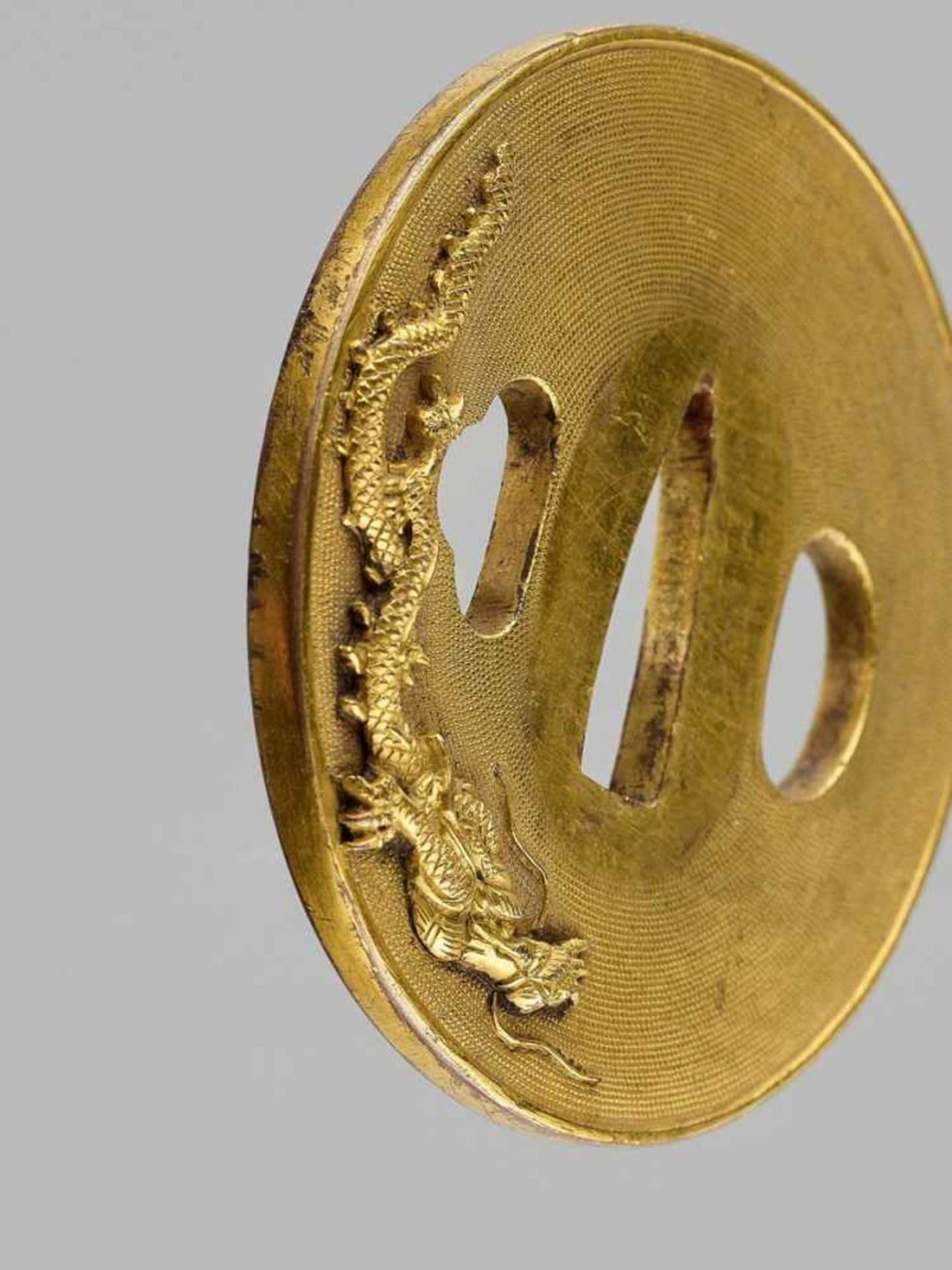 AN IMPRESSIVE GILT COPPER TSUBA WITH DRAGONS Japan, 19th century, Edo period (1615-1868)The heavy - Bild 4 aus 4