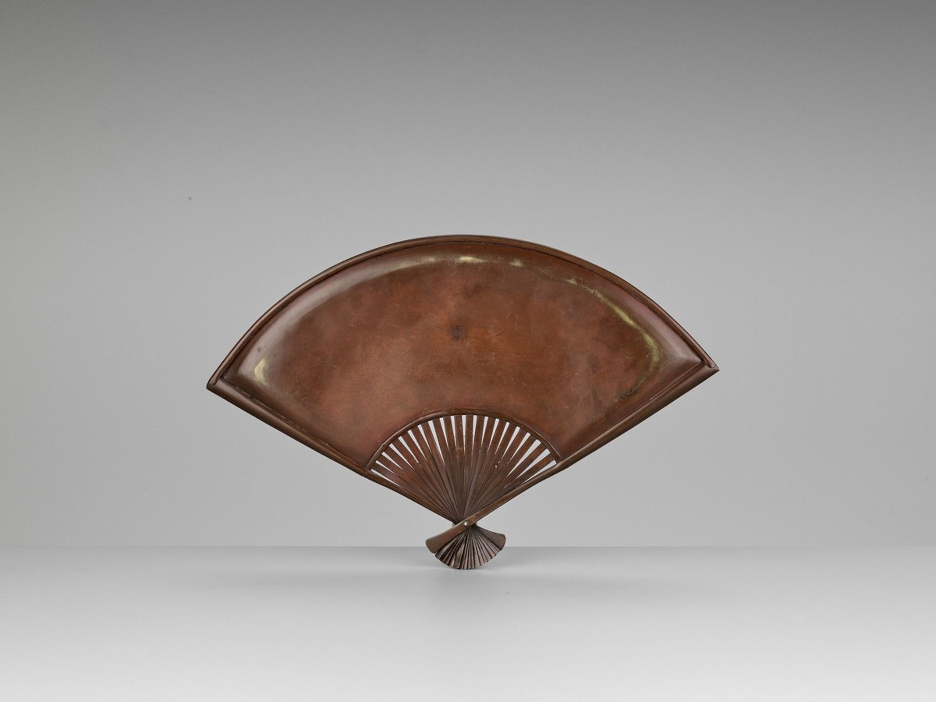 A RARE NOGAWA BRONZE ‘FAN’ TRAY By the Nogawa company, signed with the Nogawa company markJapan, - Bild 4 aus 7