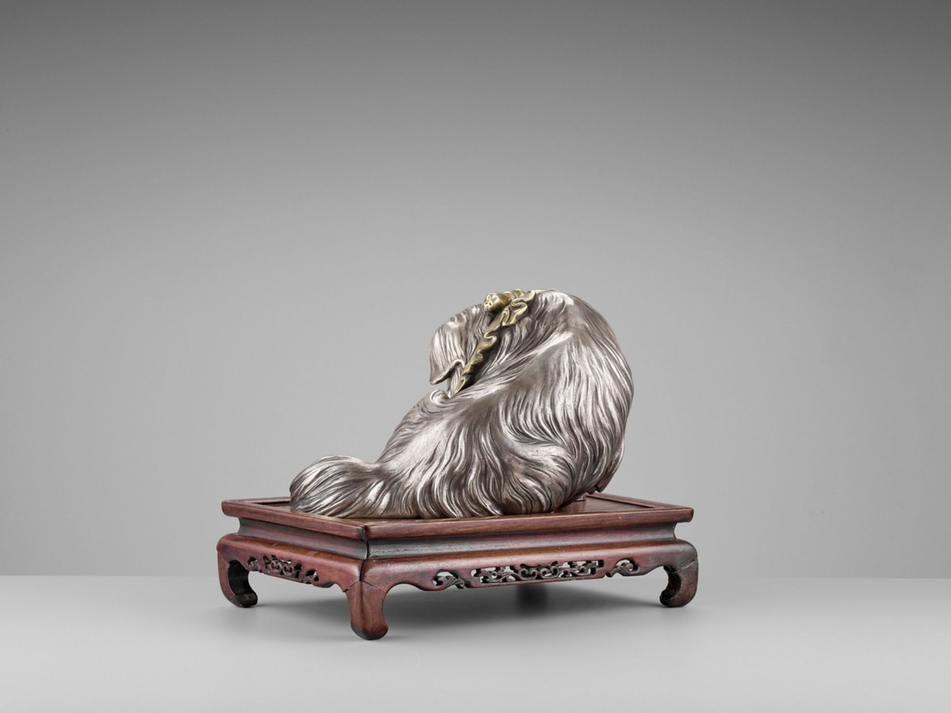 MARUKI COMPANY: AN EXCEPTIONAL AND LARGE PARCEL-GILT AND SILVERED OKIMONO OF A CHIN DOG By the - Bild 8 aus 18