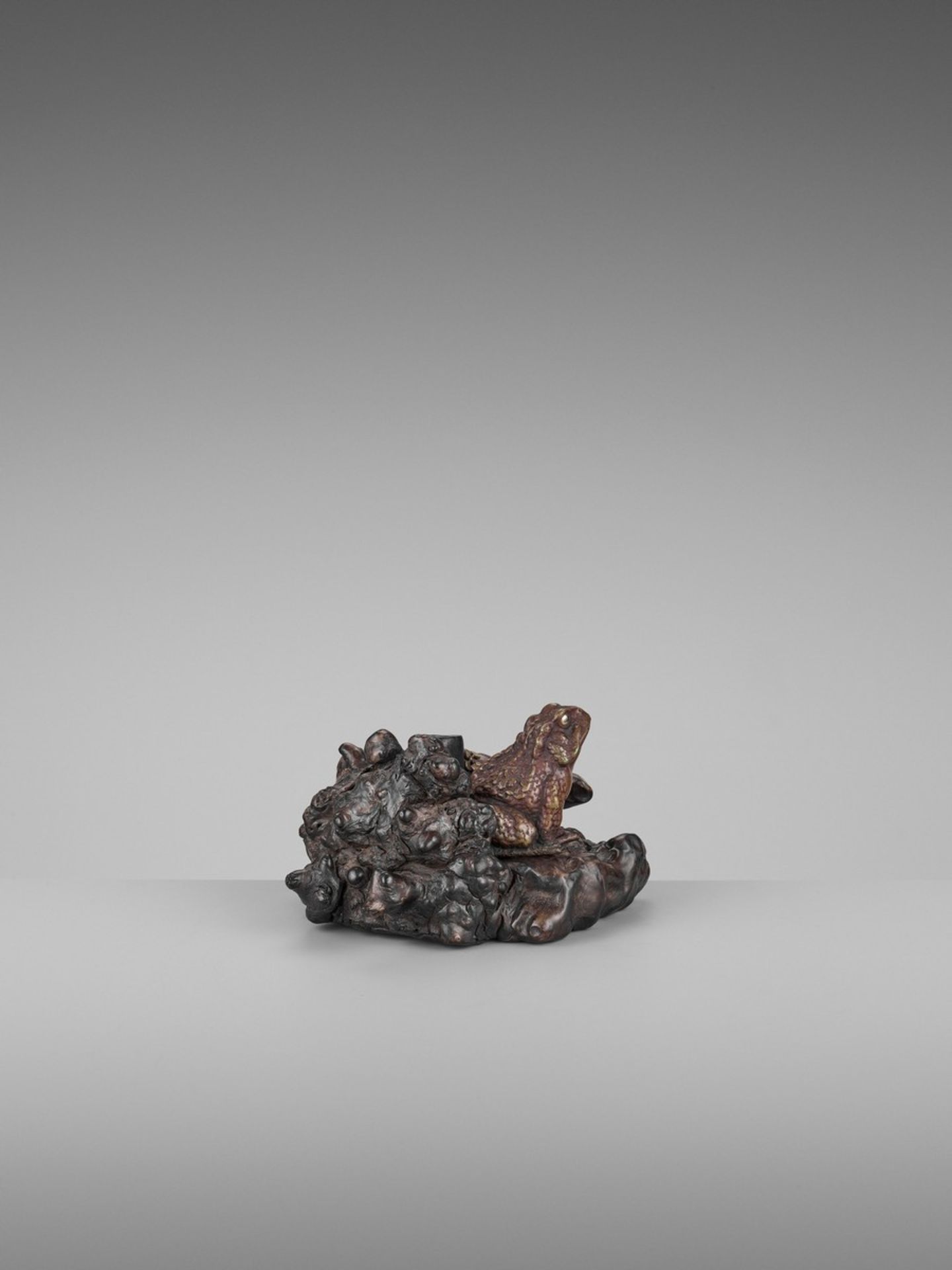 A FINE PARCEL-GILT BRONZE AND ROOT WOOD OKIMONO OF A TOAD Japan, Meiji period (1868-1912)The toad - Image 9 of 12