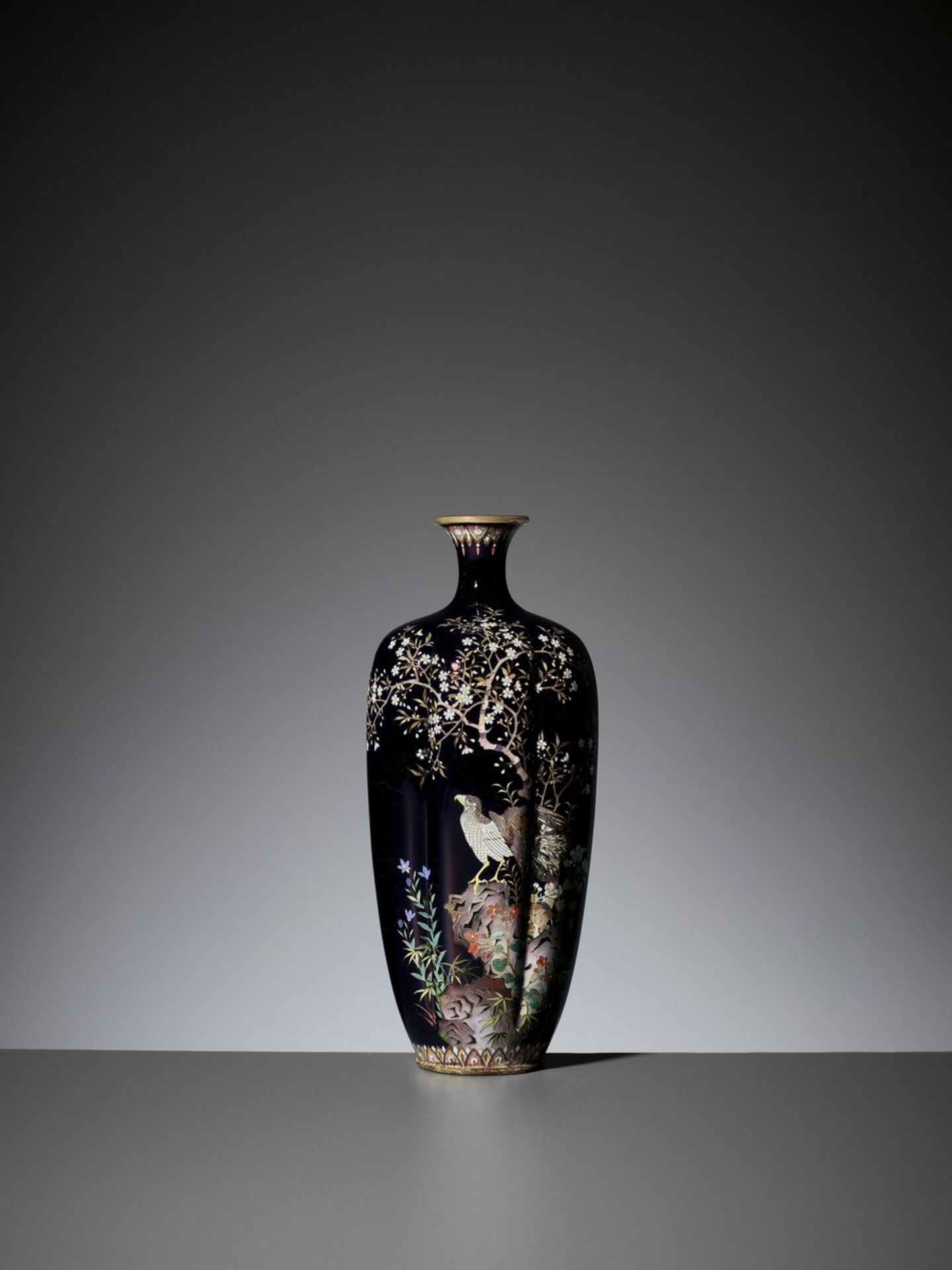 ANDO JUBEI: A LOBED CLOISONNÉ VASE WITH AN EAGLE By the Ando company, signed with the Ando company - Bild 3 aus 9