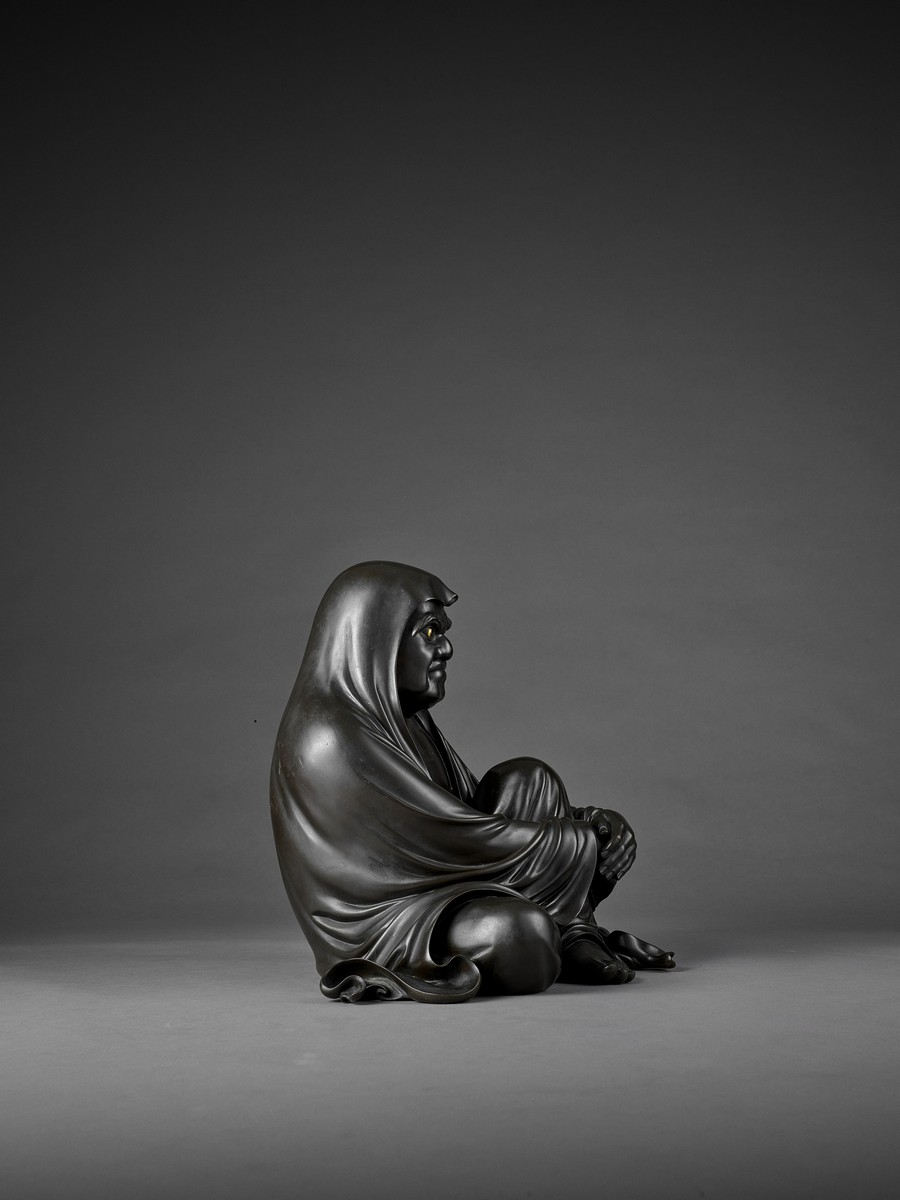 TAKAHASHI RYOUN: A MASSIVE AND MASTERFUL BRONZE OF DARUMA By Takahashi Ryoun, signed Takahashi - Image 7 of 11