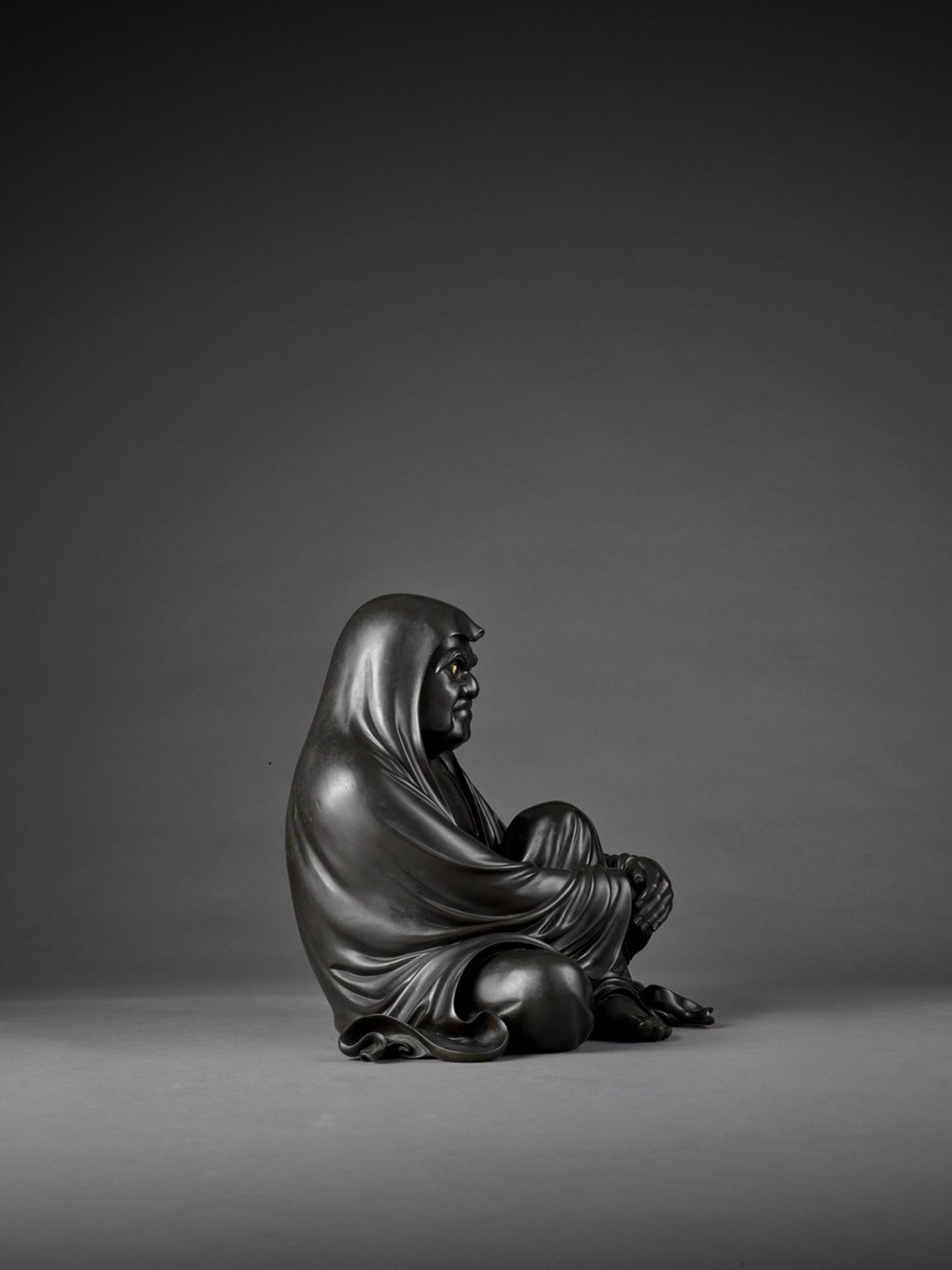 TAKAHASHI RYOUN: A MASSIVE AND MASTERFUL BRONZE OF DARUMA By Takahashi Ryoun, signed Takahashi - Bild 7 aus 11