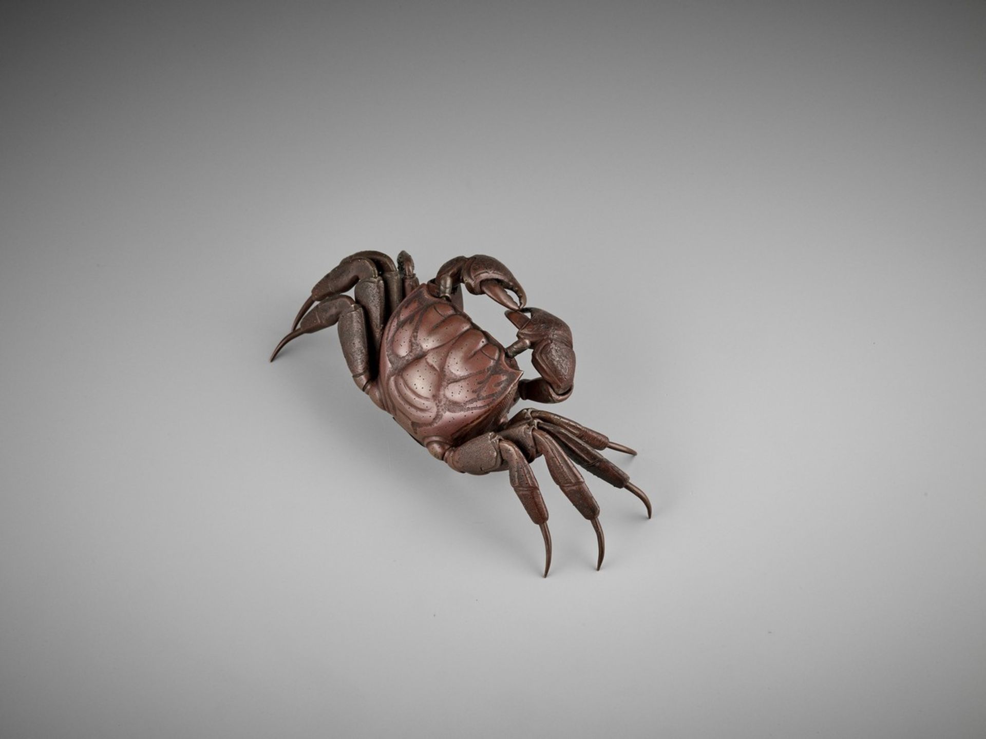 A RARE ARTICULATED BRONZE MODEL OF A CRAB Japan, late 19th century, Meiji period (1868-1912)A - Bild 4 aus 11