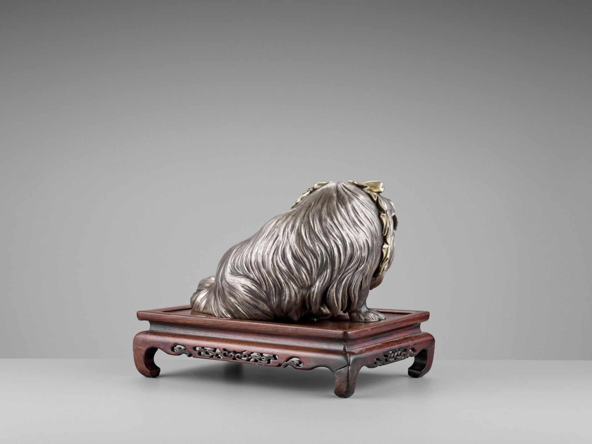 MARUKI COMPANY: AN EXCEPTIONAL AND LARGE PARCEL-GILT AND SILVERED OKIMONO OF A CHIN DOG By the - Bild 9 aus 18